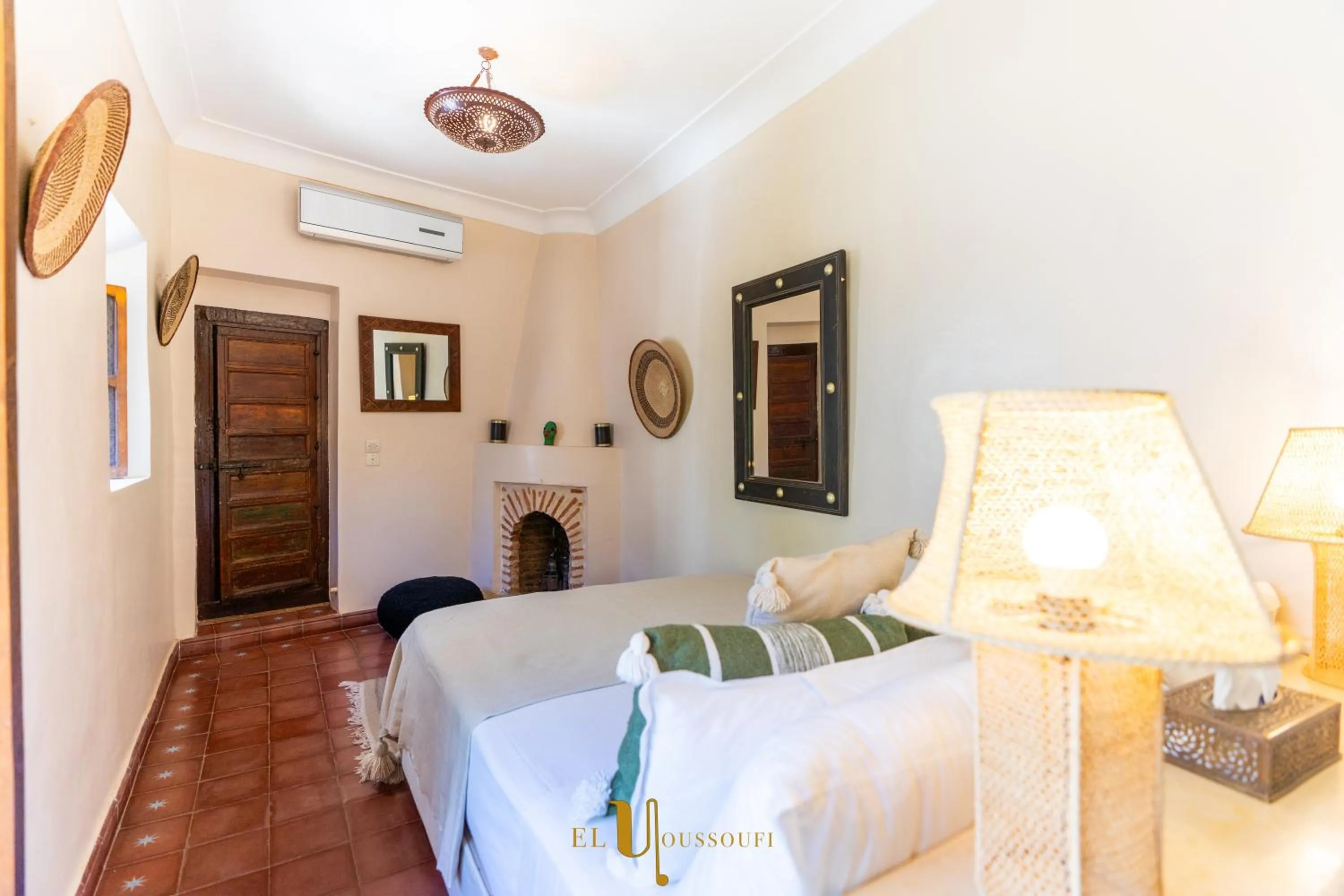 Photo of the whole room, Bed in Riad El Youssoufi