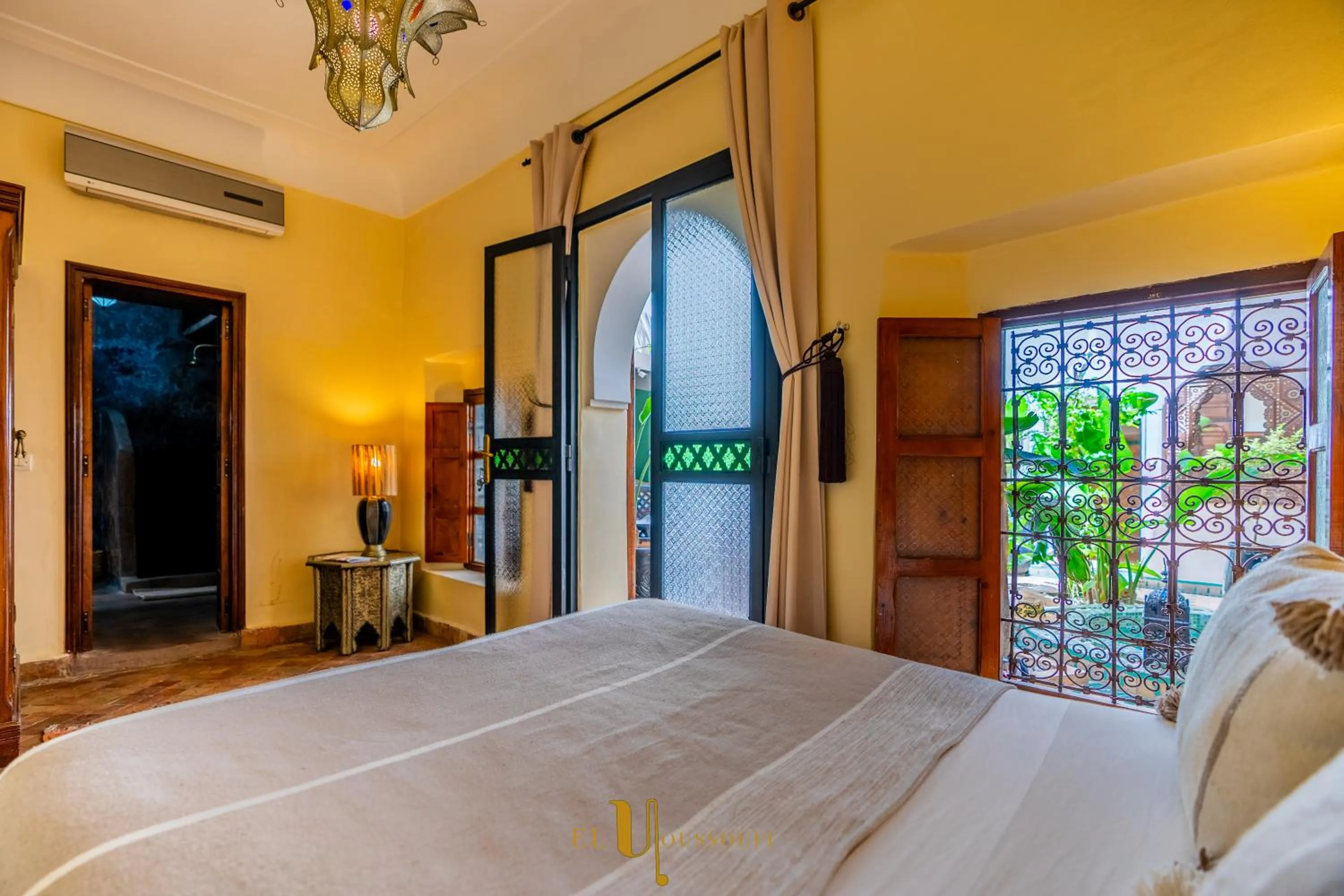 Photo of the whole room, Bed in Riad El Youssoufi