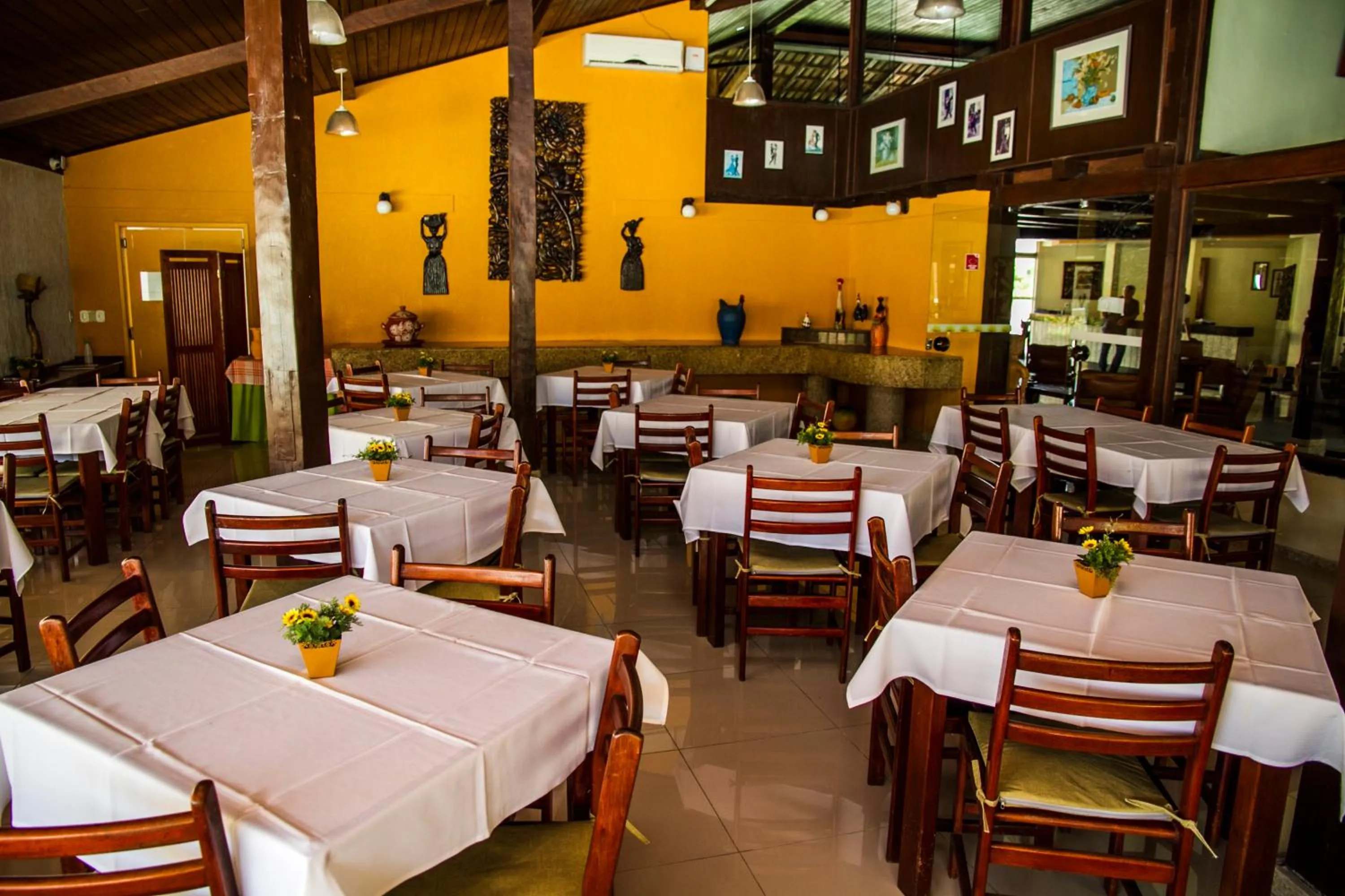 Restaurant/places to eat in Happy Hotel Girassol