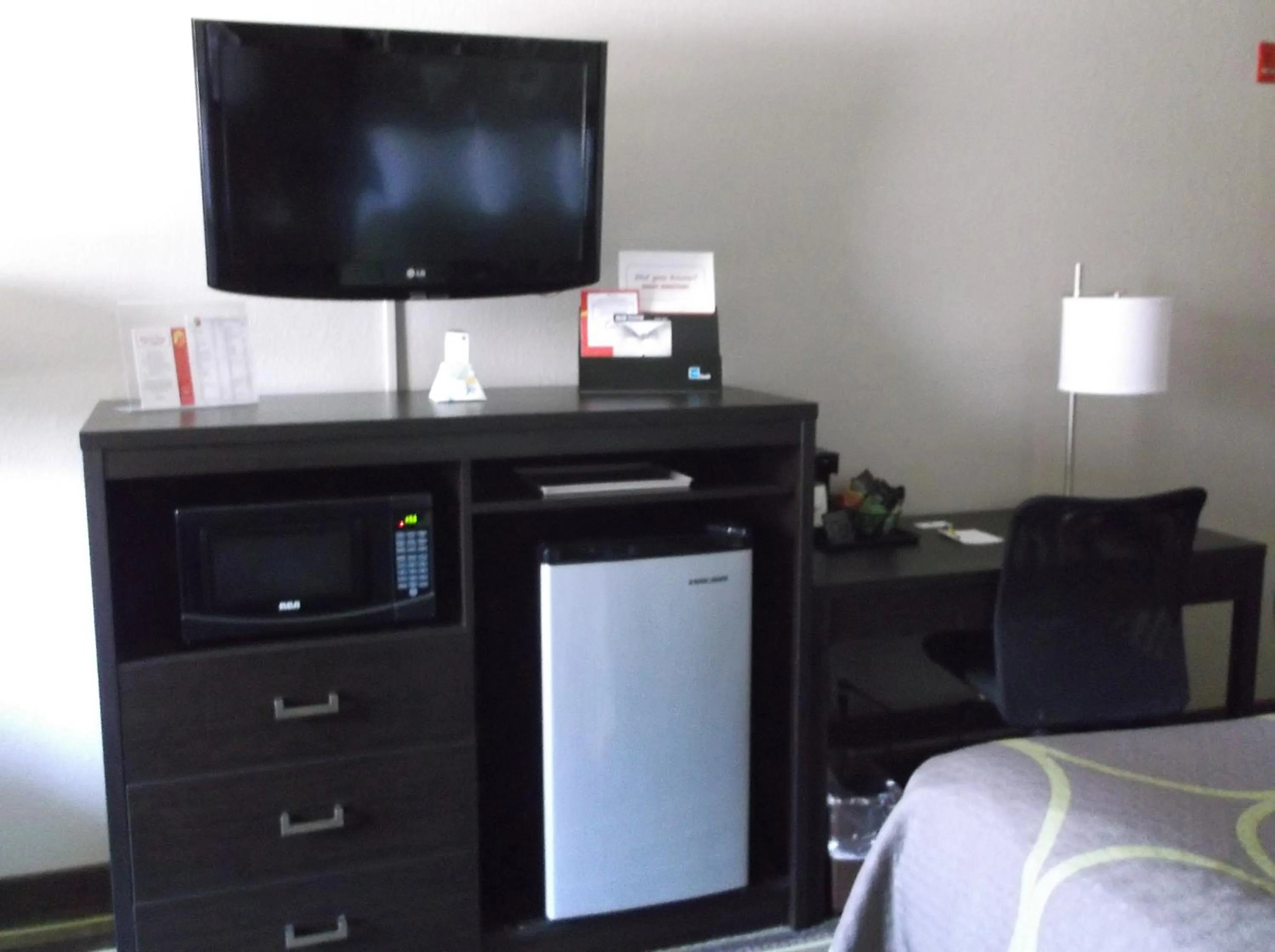 TV and multimedia in Super 8 by Wyndham Brookings