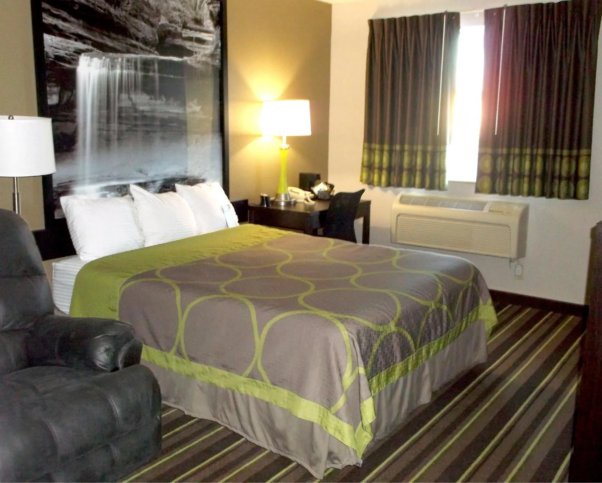 Bedroom, Bed in Super 8 by Wyndham Brookings