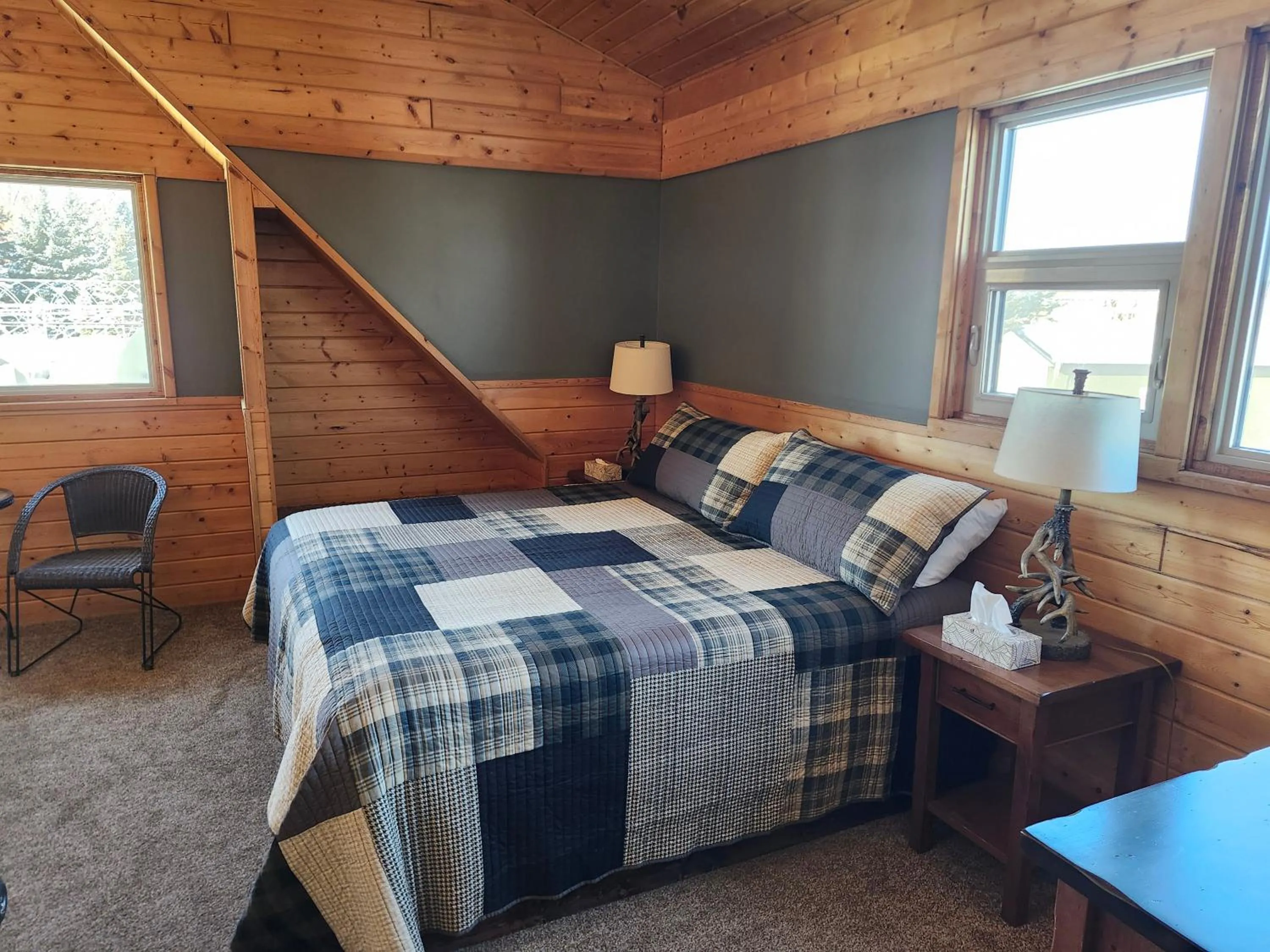 Bed in Rocky Ridge Country Lodge