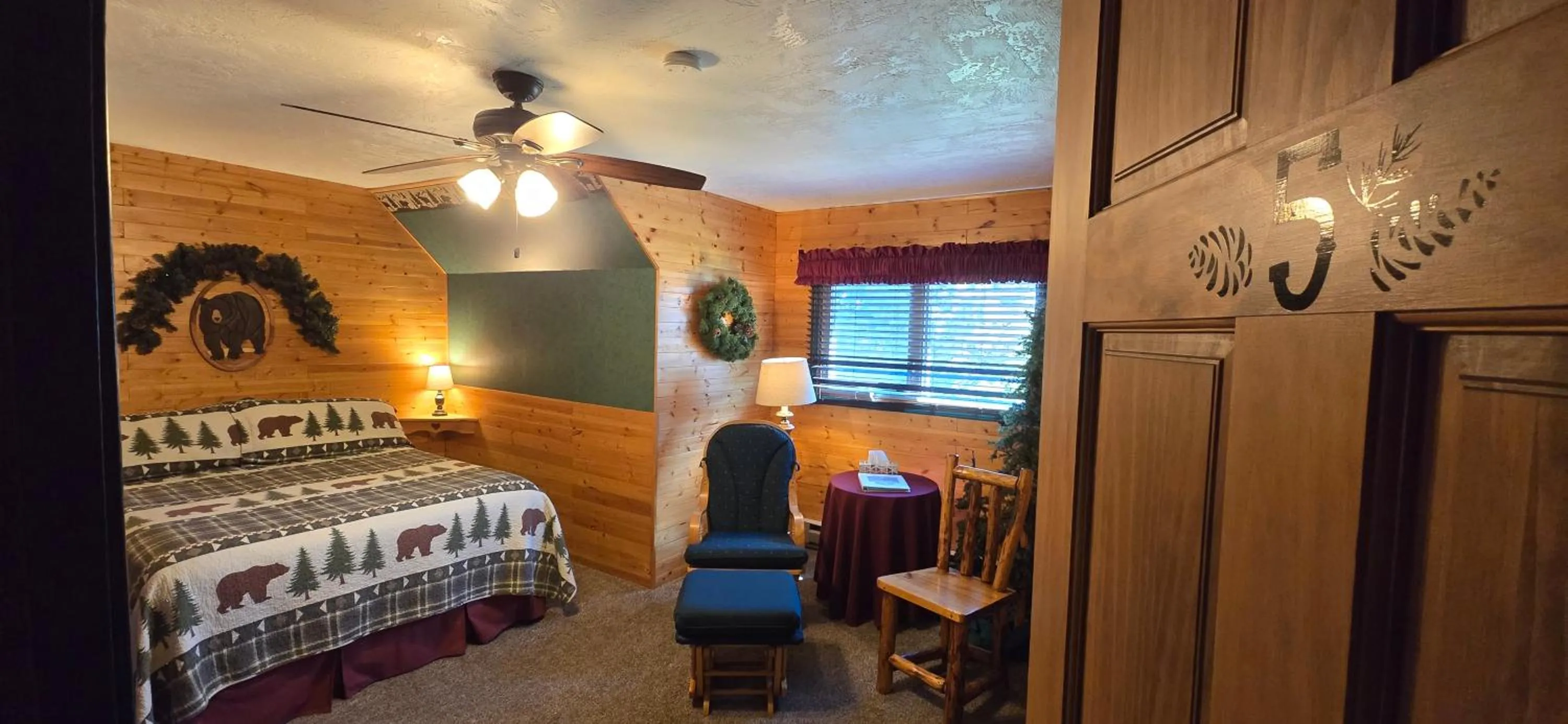 Photo of the whole room, Bed in Rocky Ridge Country Lodge