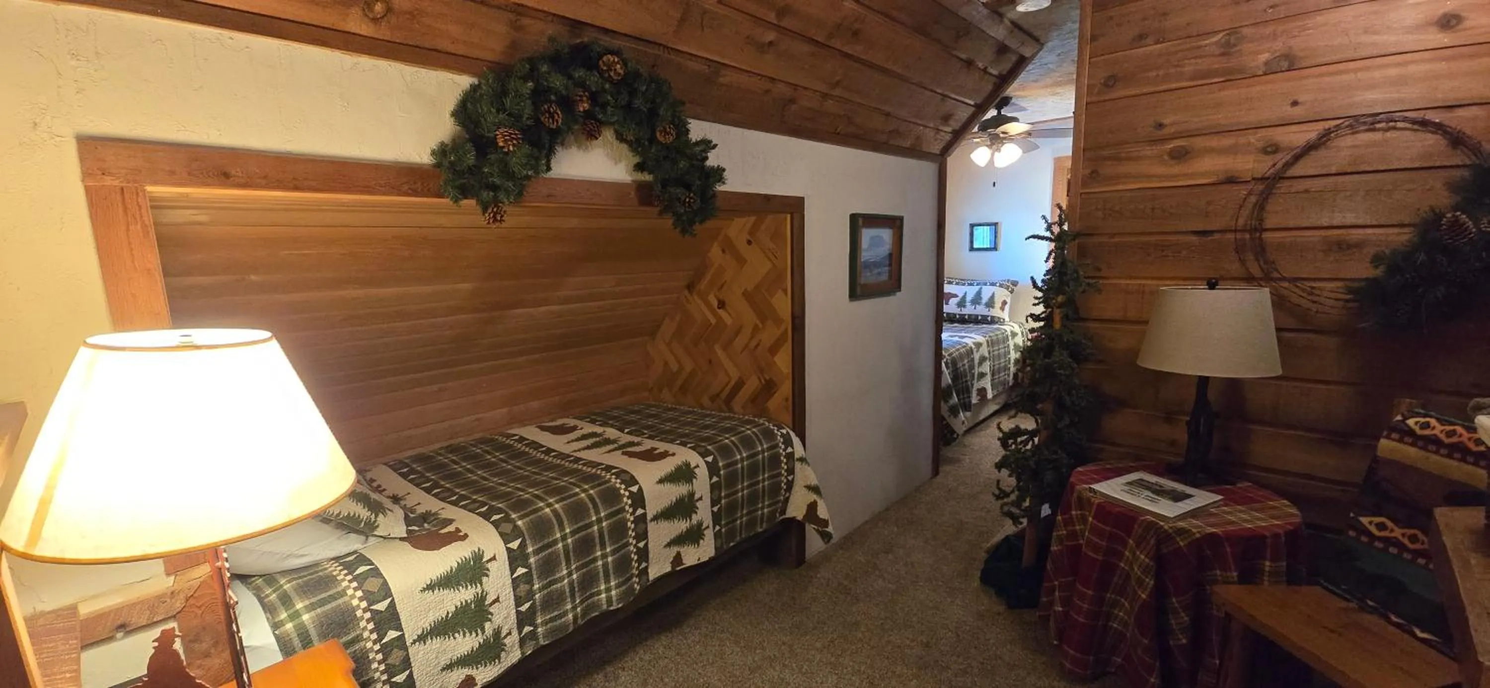Photo of the whole room, Bed in Rocky Ridge Country Lodge