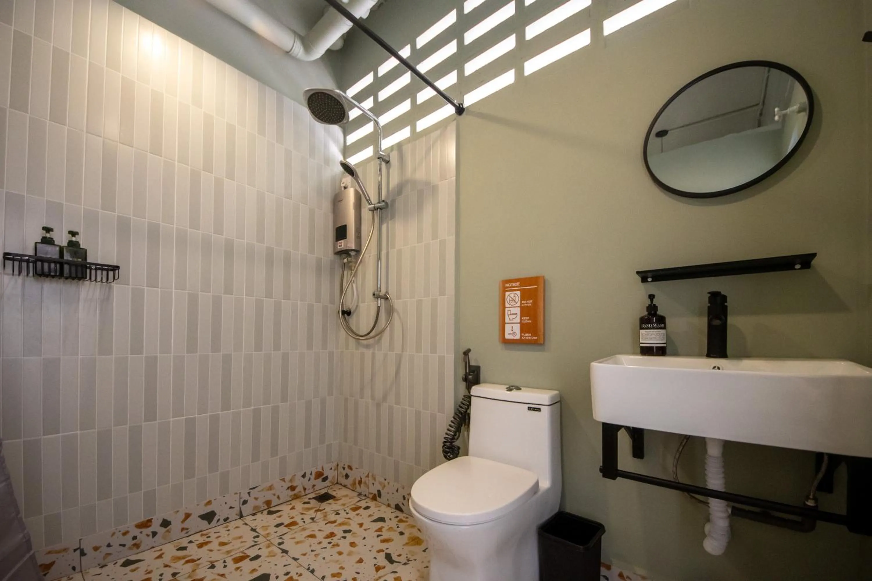 Bathroom in The Brownstone Hostel & Space