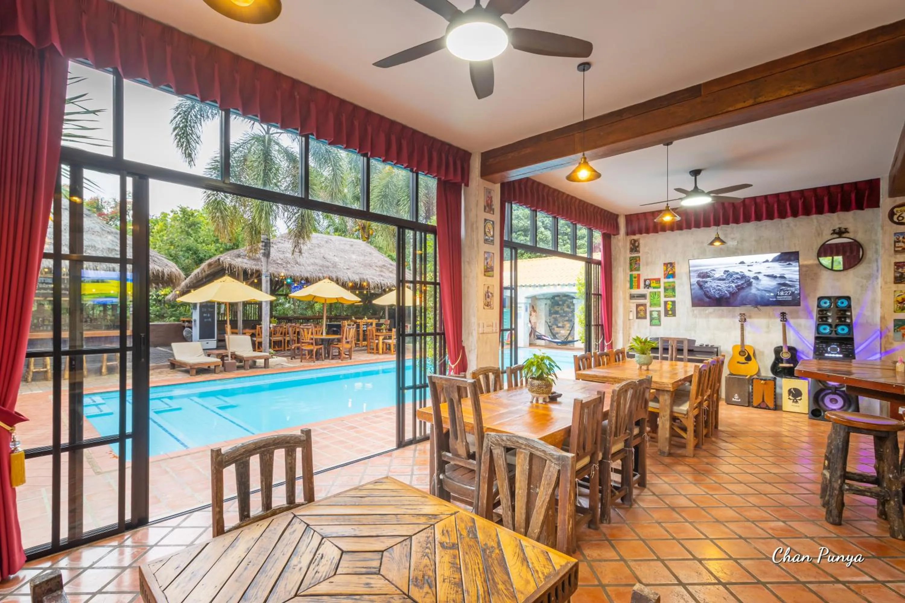 Communal lounge/ TV room in Baanpong Lodge