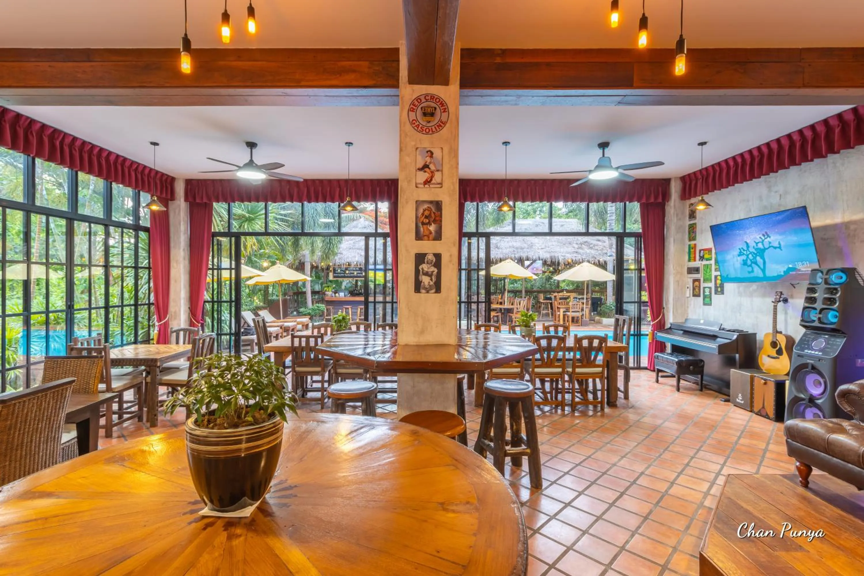 Karaoke in Baanpong Lodge