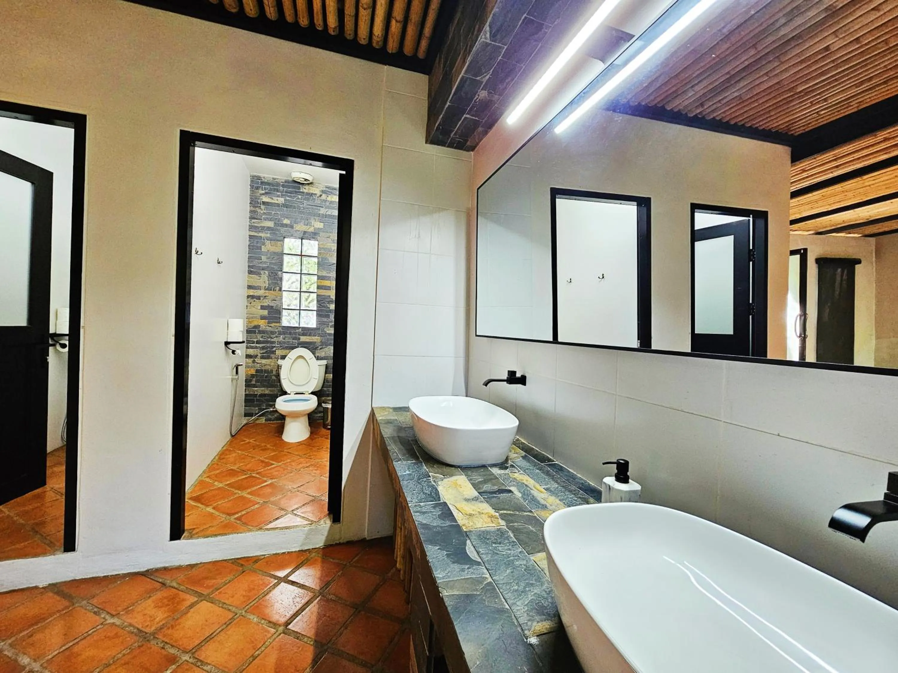 Toilet in Baanpong Lodge