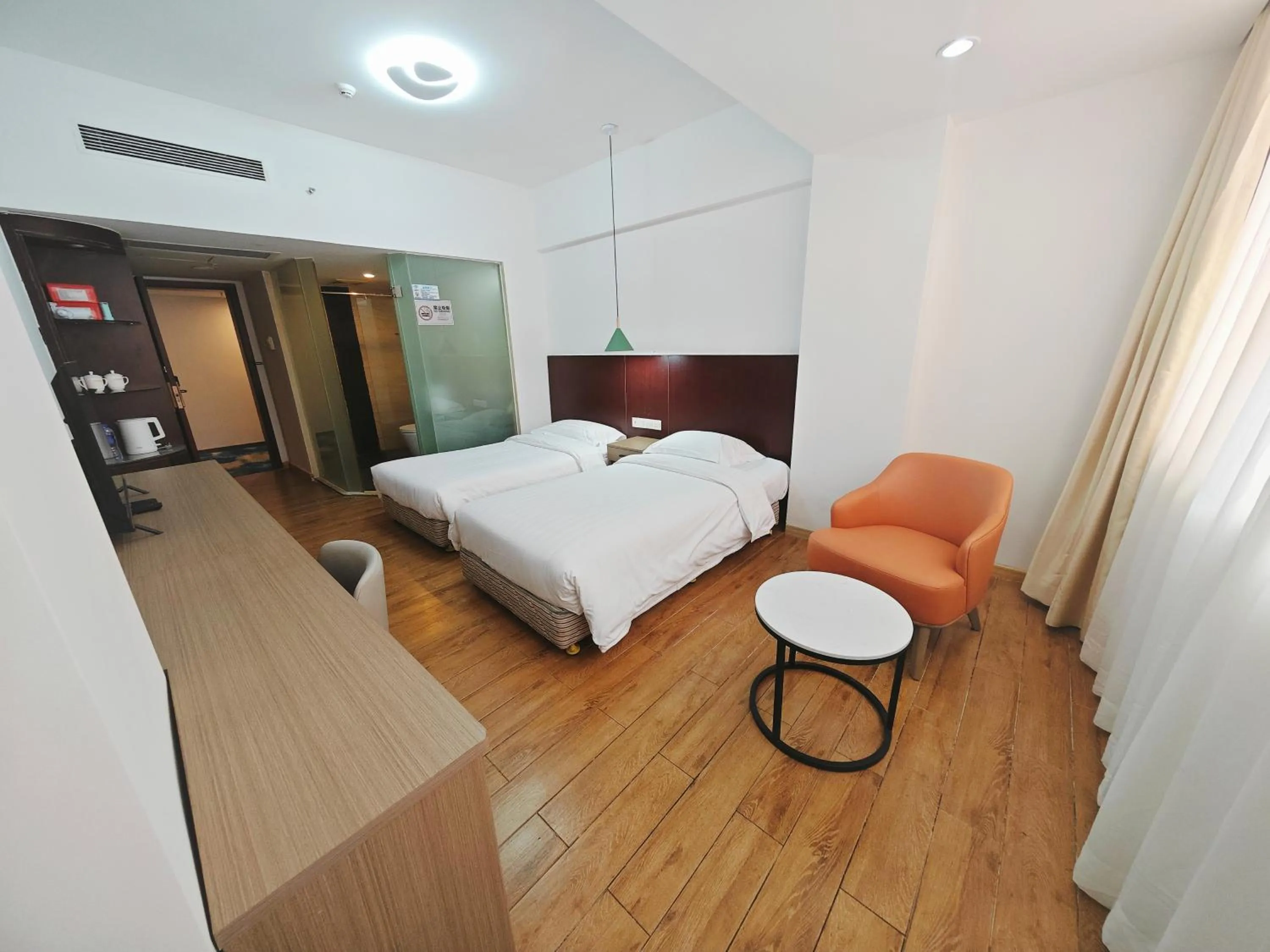 Photo of the whole room, Bed in Shenzhen Xinghua Hotel