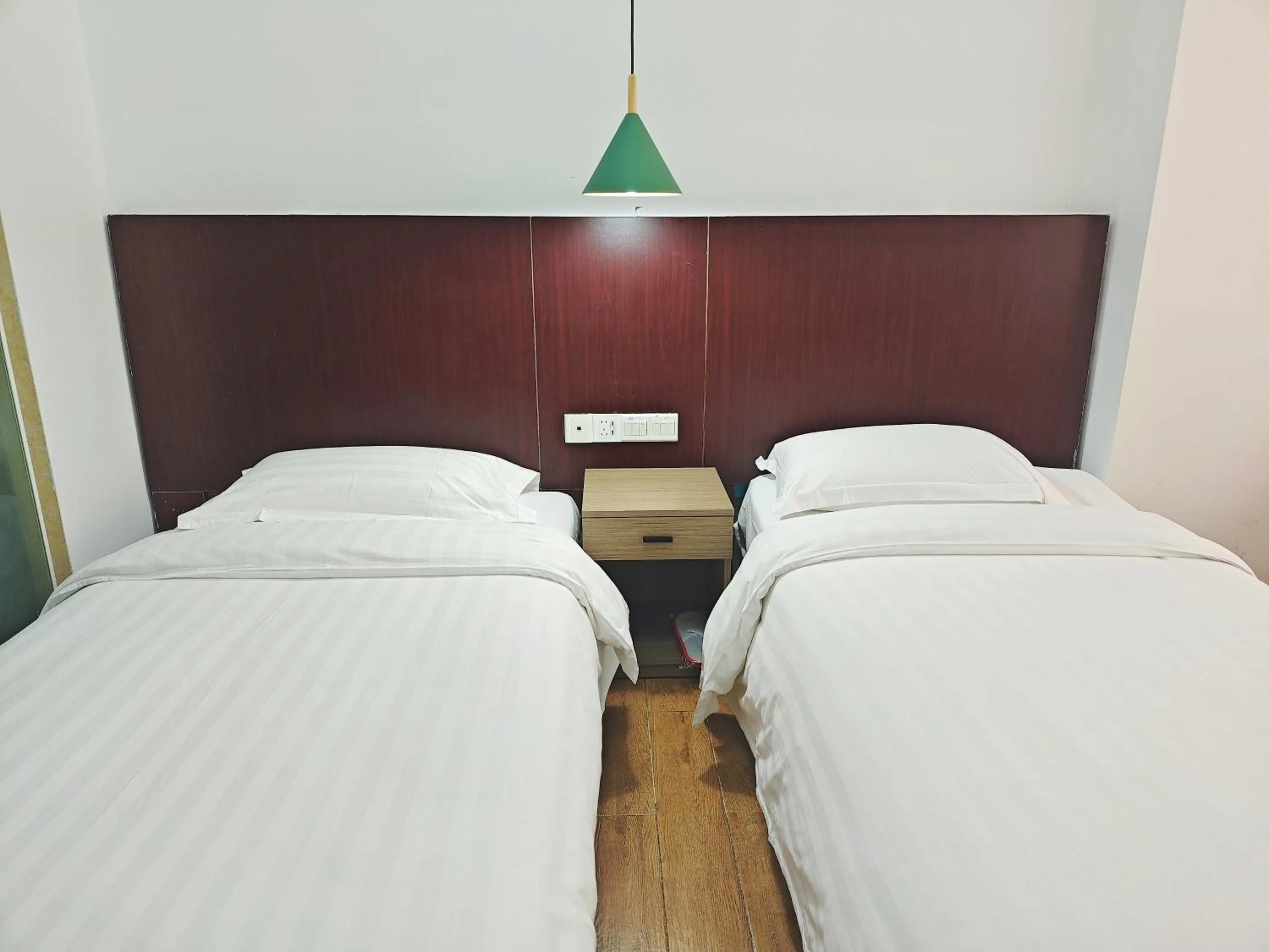 Bed in Shenzhen Xinghua Hotel