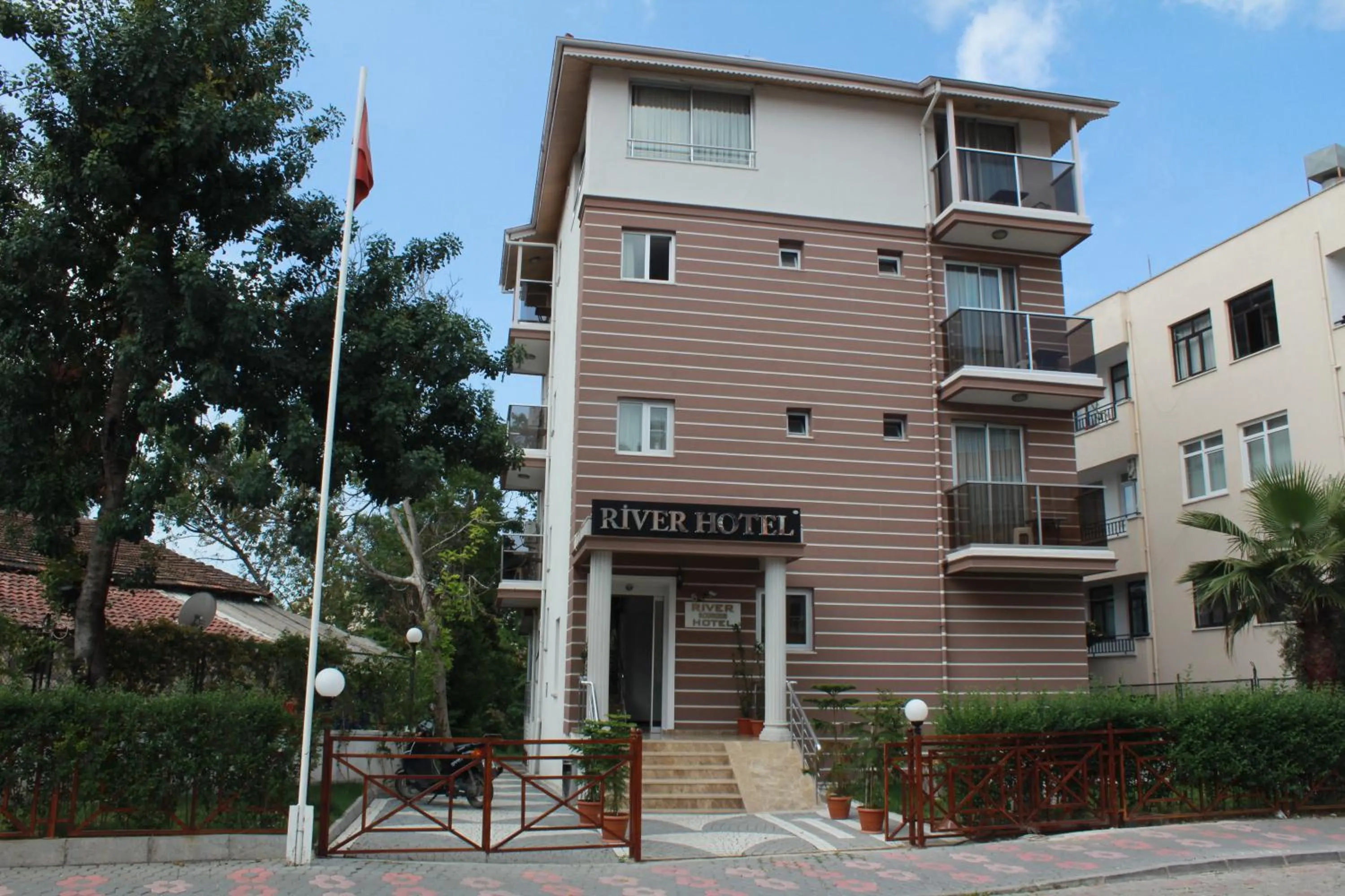 Facade/entrance in River Hotel
