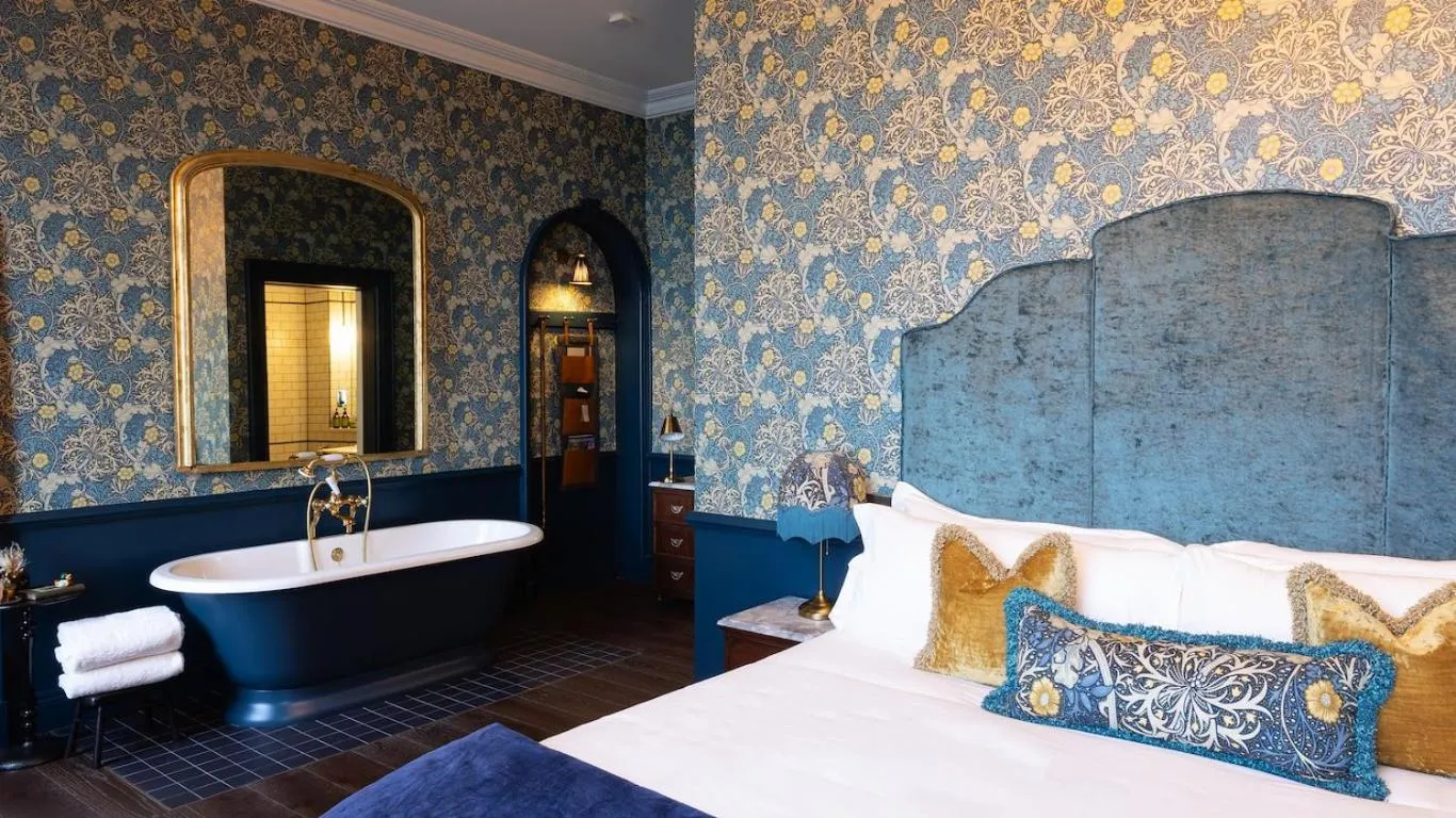 Photo of the whole room, Bed in Haddington House Hotel