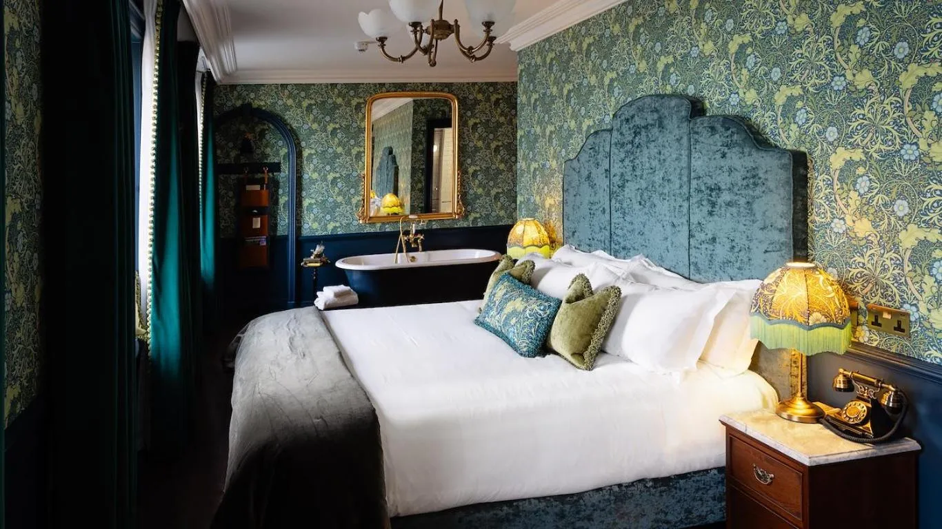 Photo of the whole room, Bed in Haddington House Hotel