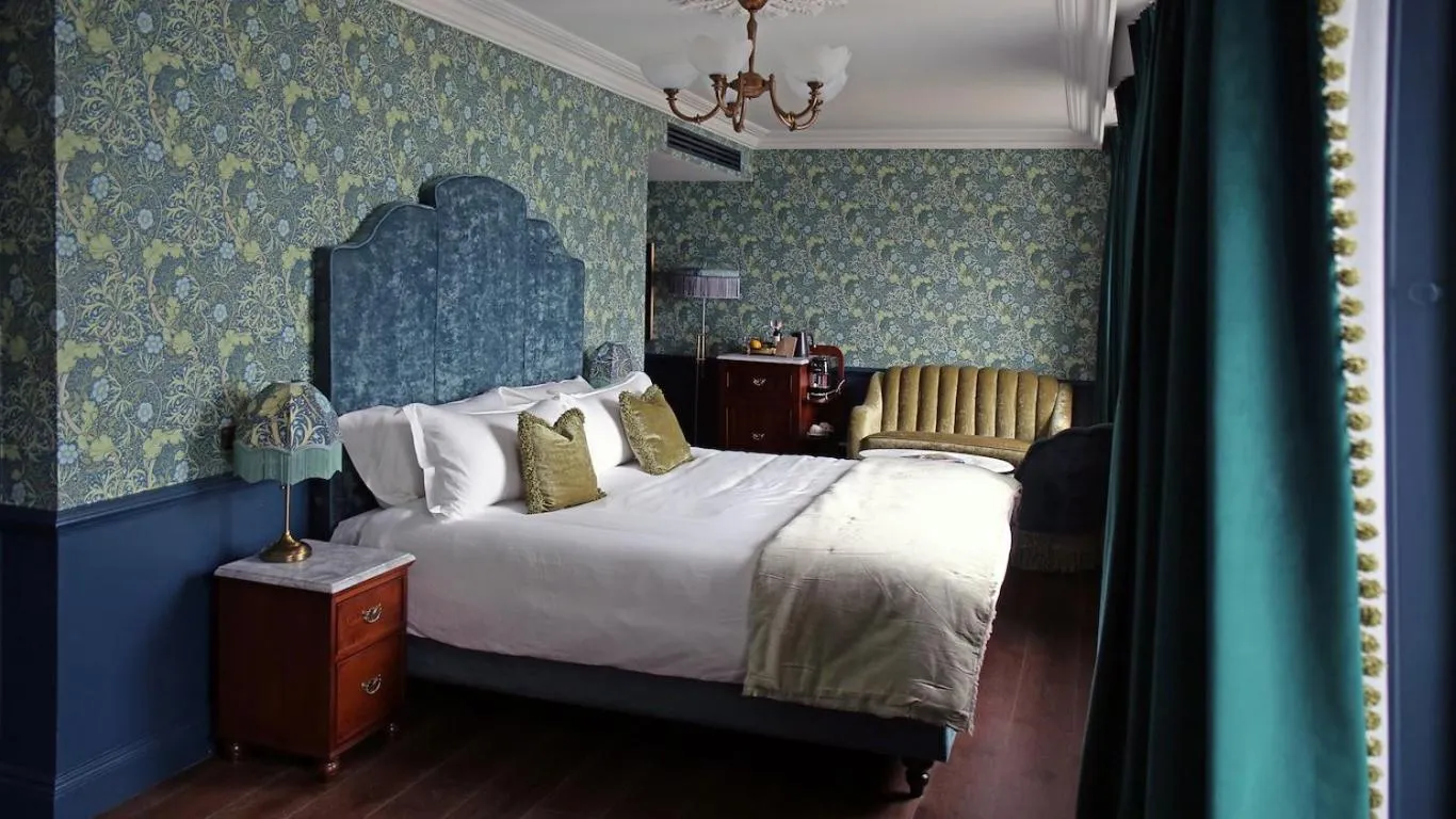 Photo of the whole room, Bed in Haddington House Hotel