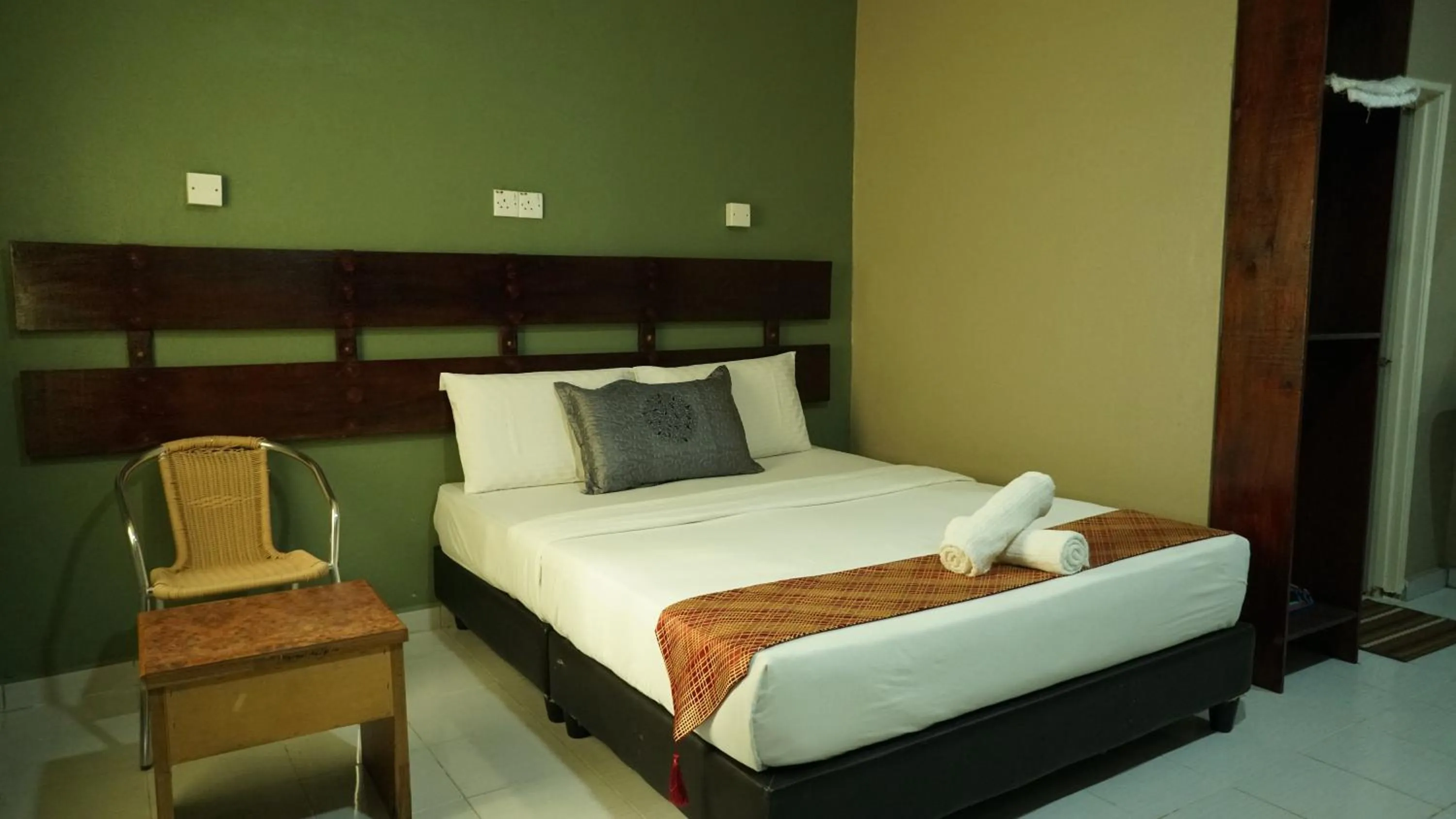 Bed in Pondok Muara Chalet