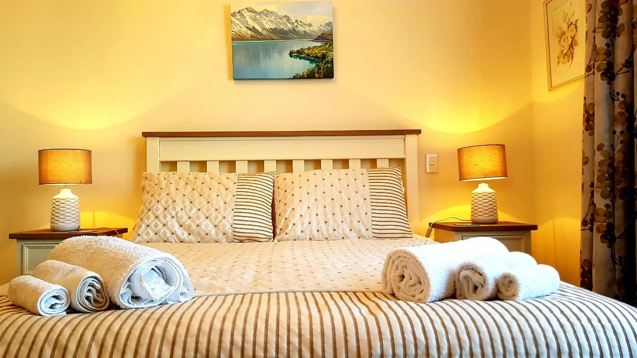 Photo of the whole room, Bed in 113 On Park