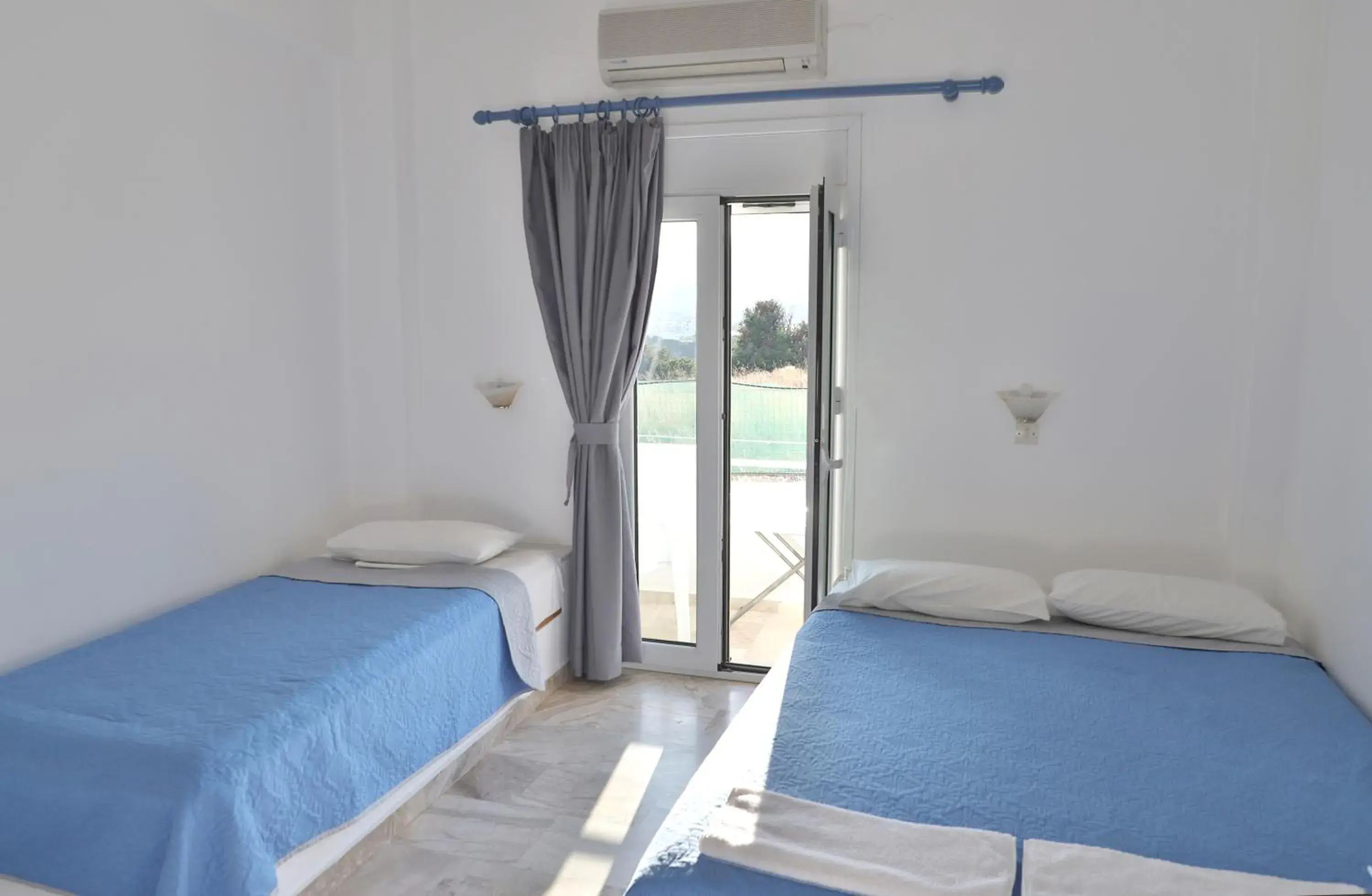 Studio with Interconnecting Door in Helios Studios & Apartments Studio with Interconnecting Door in Helios Studios & Apartments