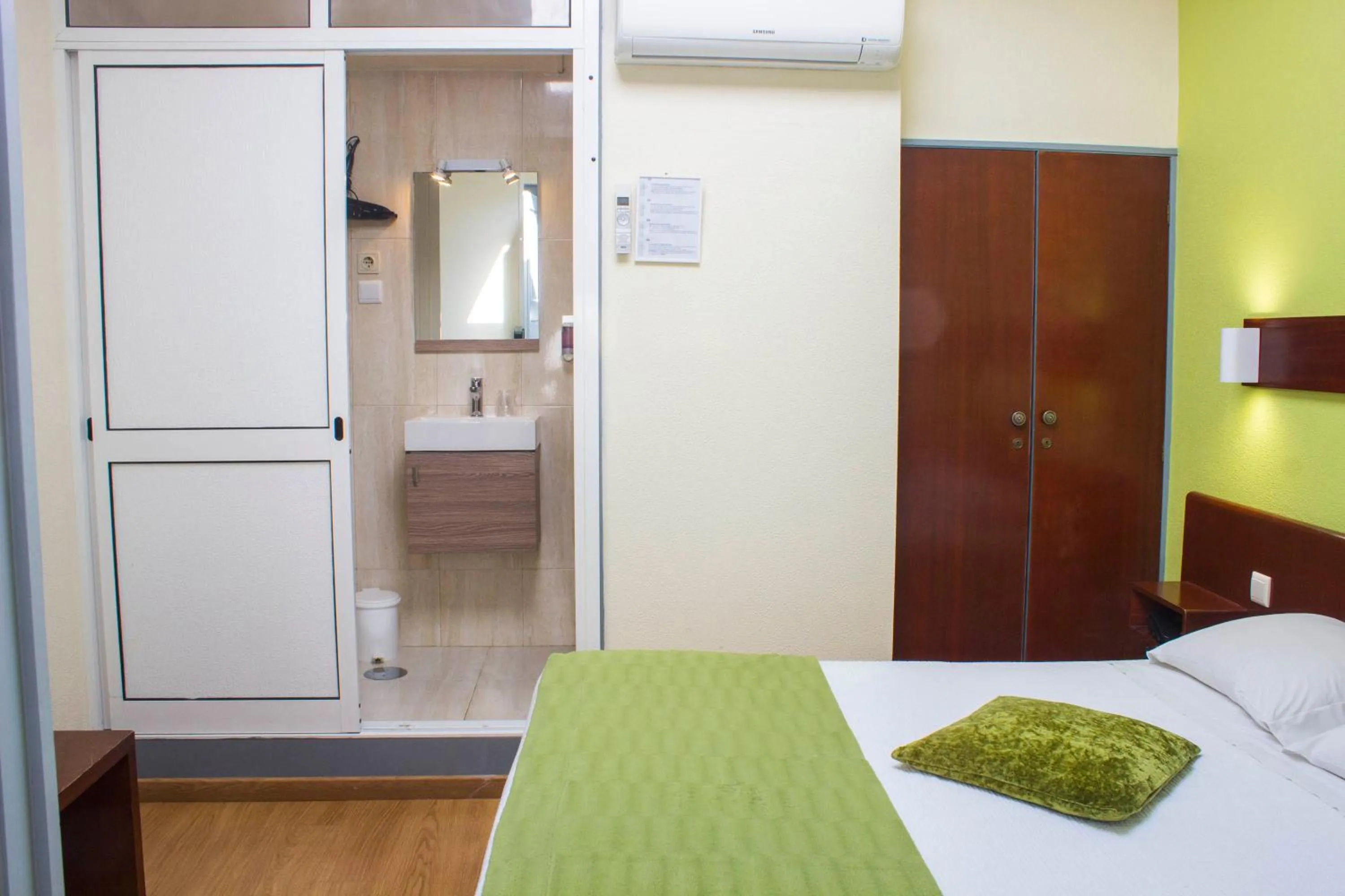 Bed in Hotel Estoril Porto