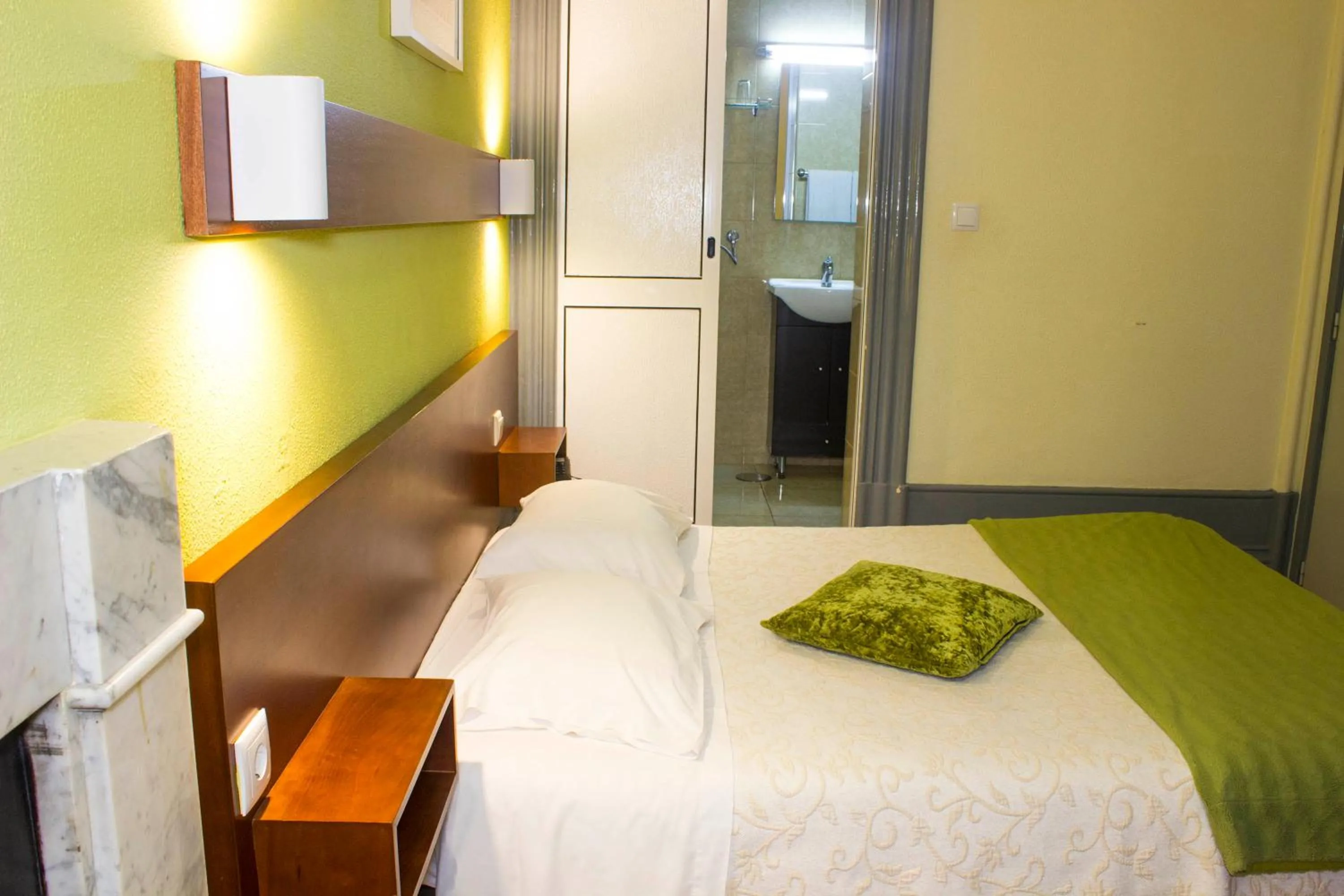 Bathroom, Bed in Hotel Estoril Porto