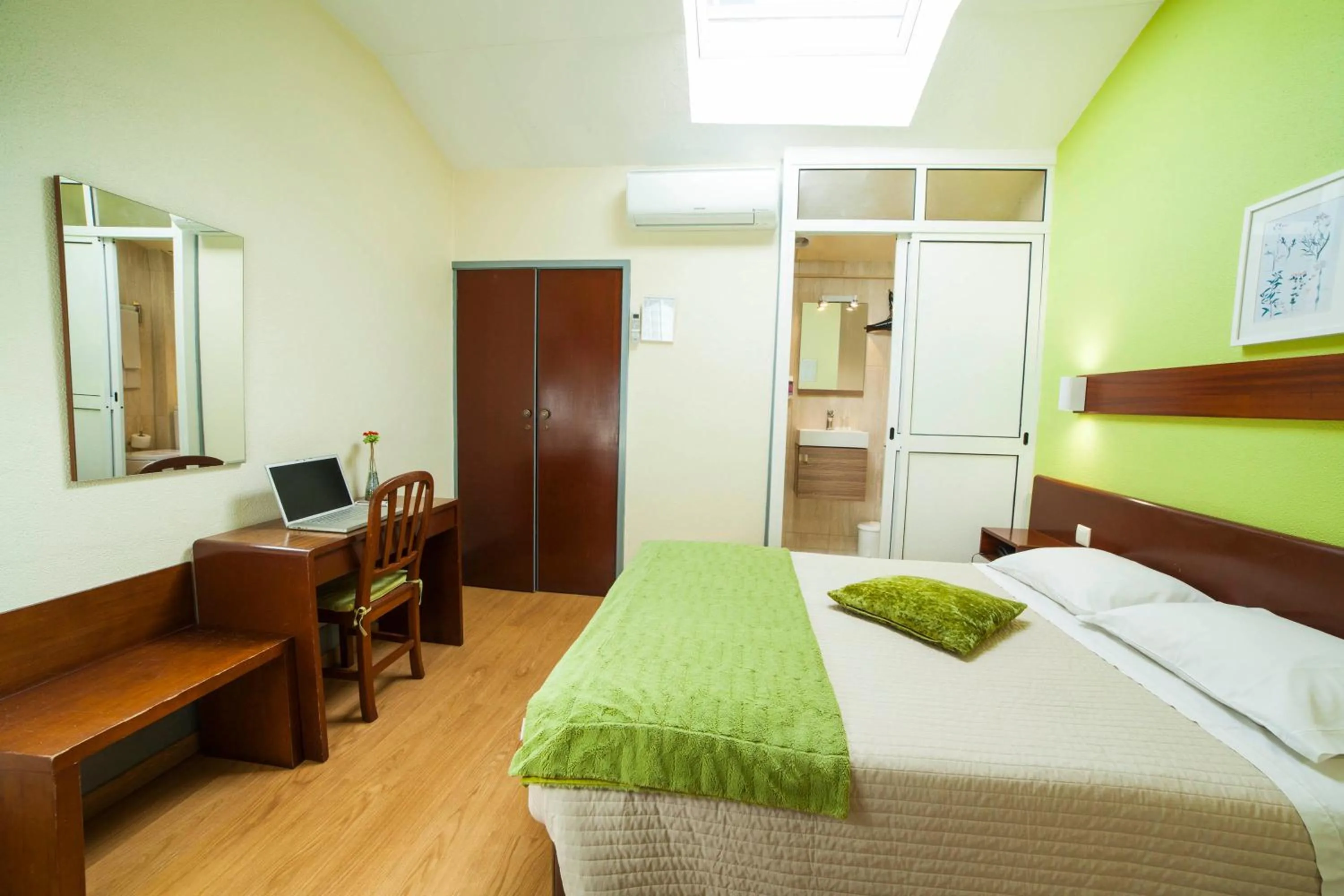 TV and multimedia, Bed in Hotel Estoril Porto