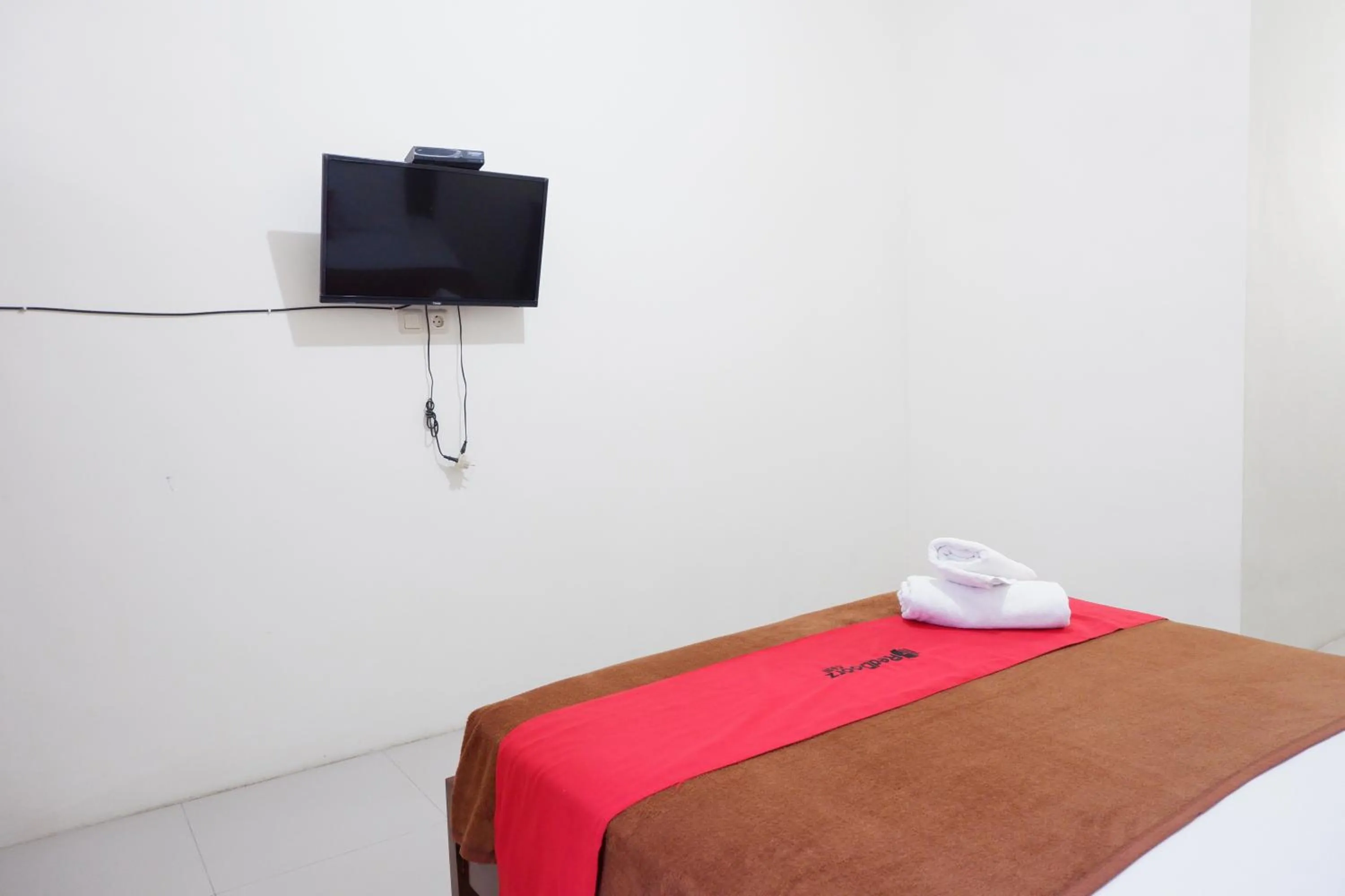 TV and multimedia, Bed in Reddoorz at Bale Eja Syariah Senggigi