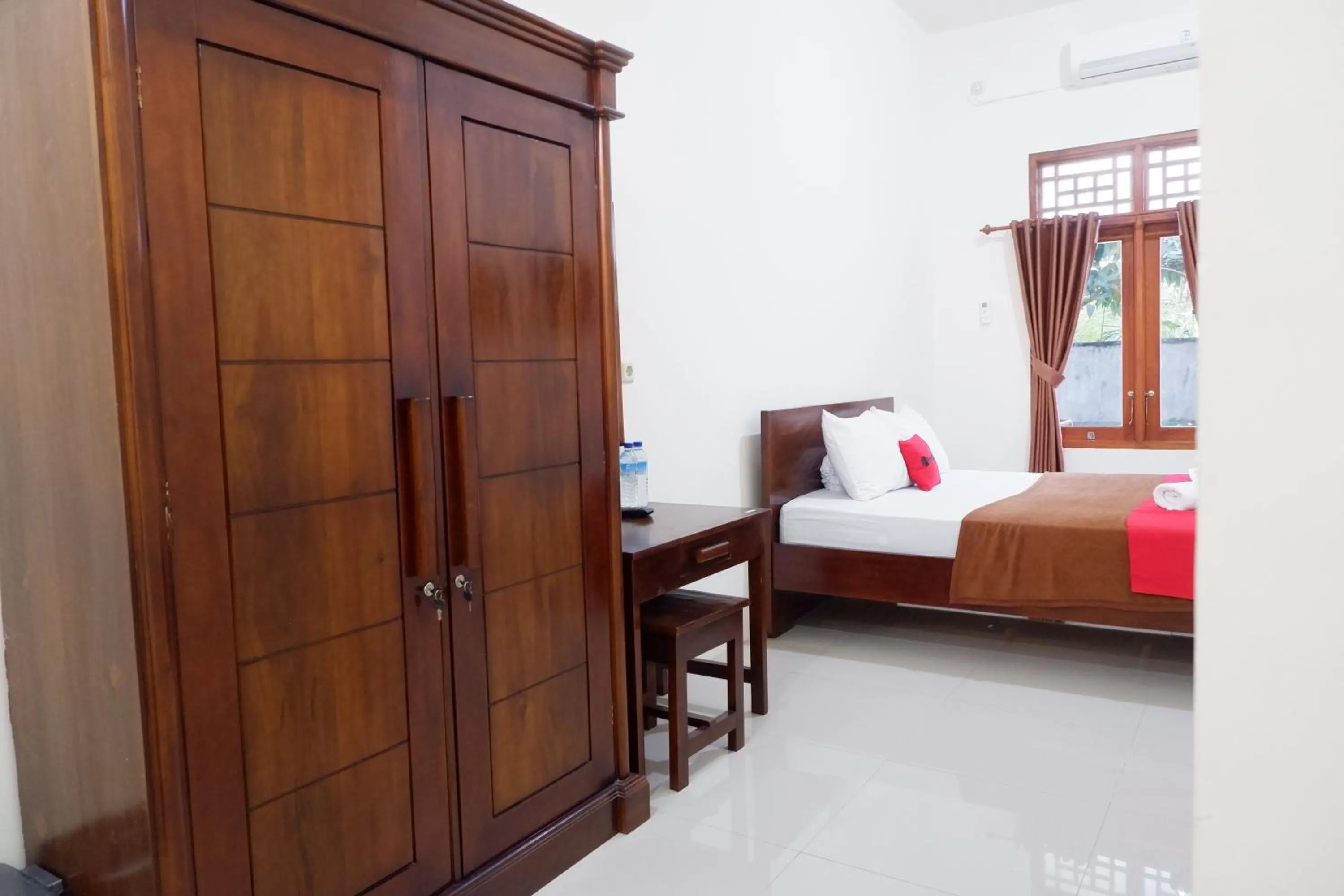 Bedroom, Bed in Reddoorz at Bale Eja Syariah Senggigi