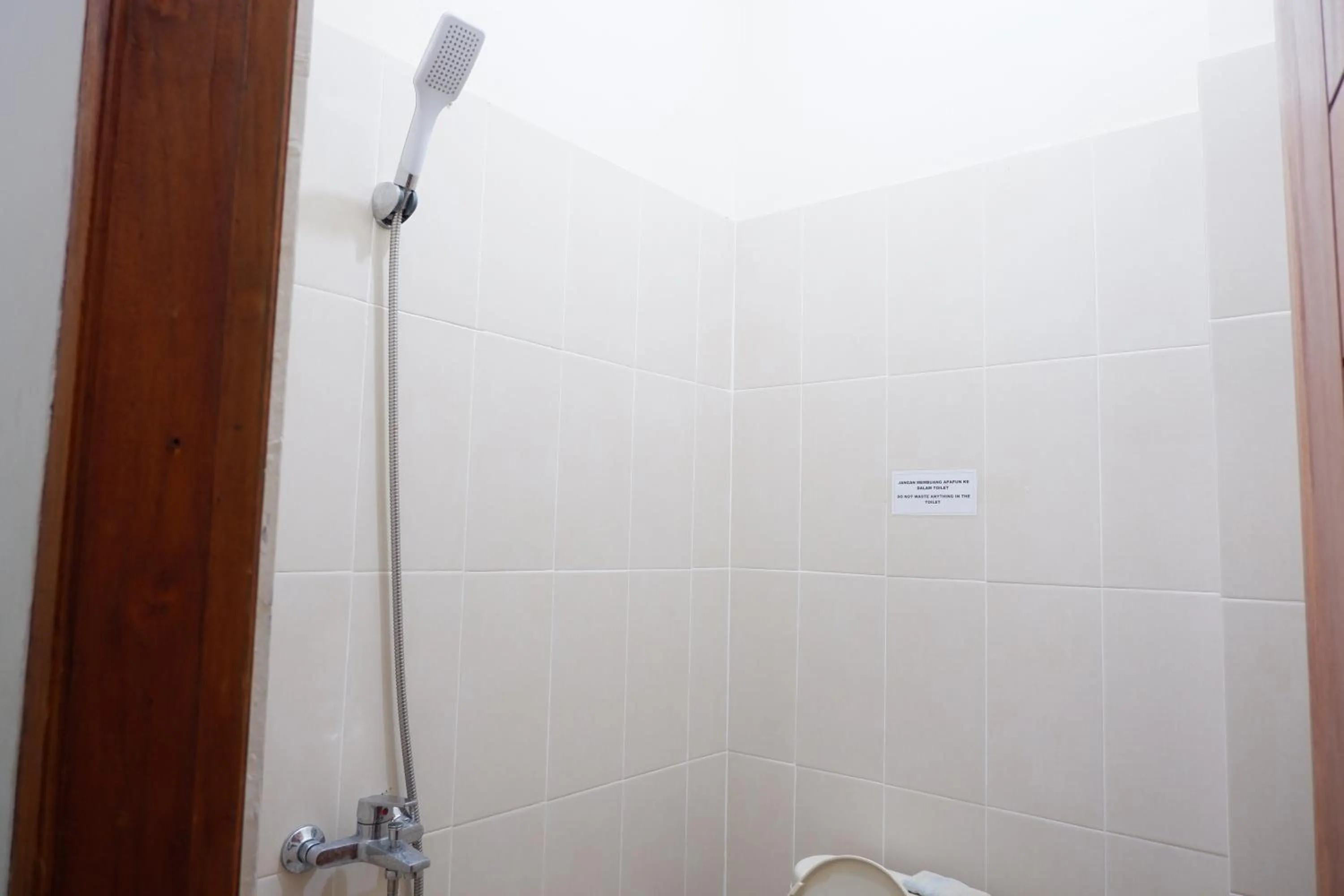 Shower in Reddoorz at Bale Eja Syariah Senggigi