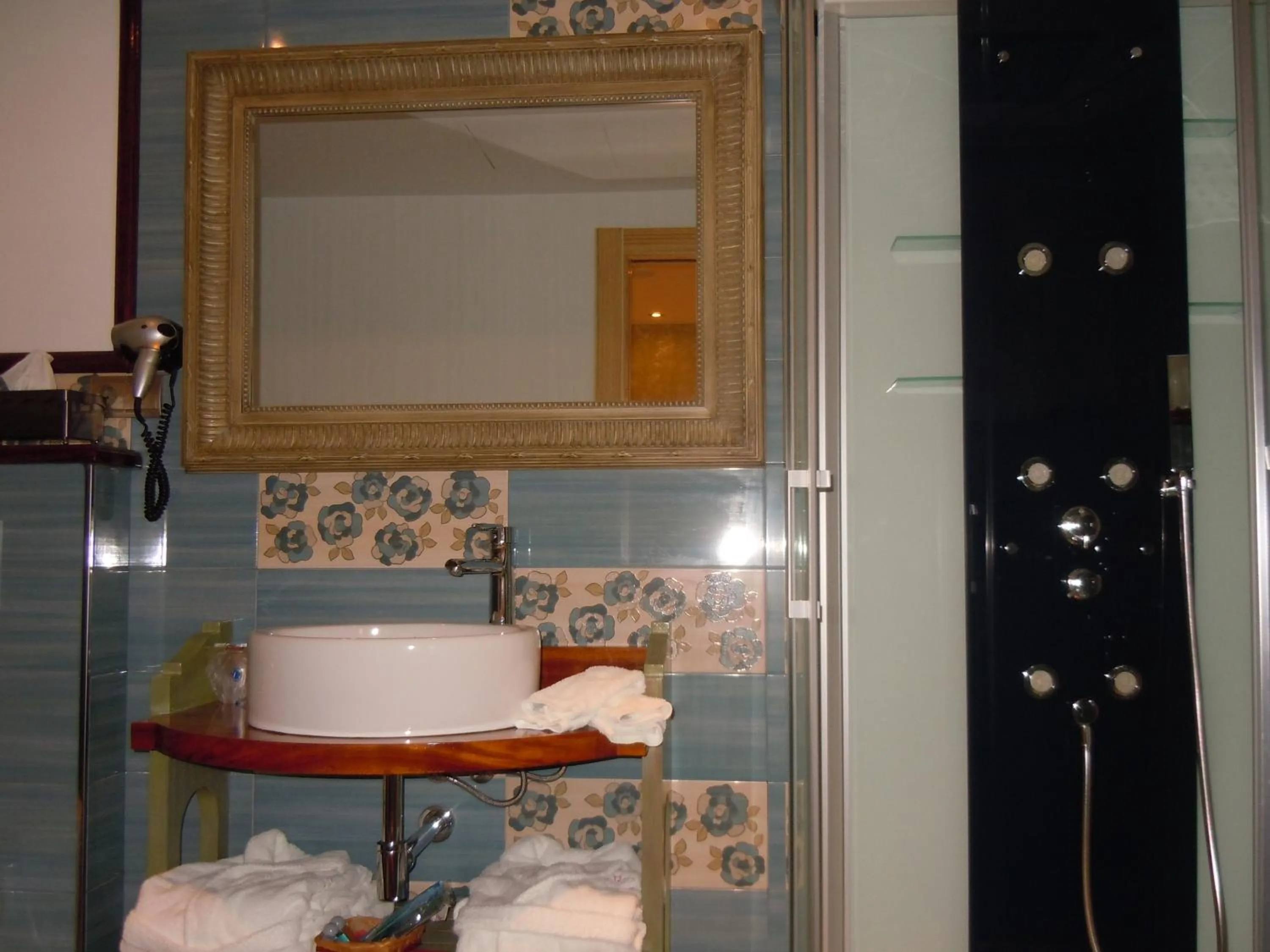 Bathroom in Posada La Torre de los Isla & Spa