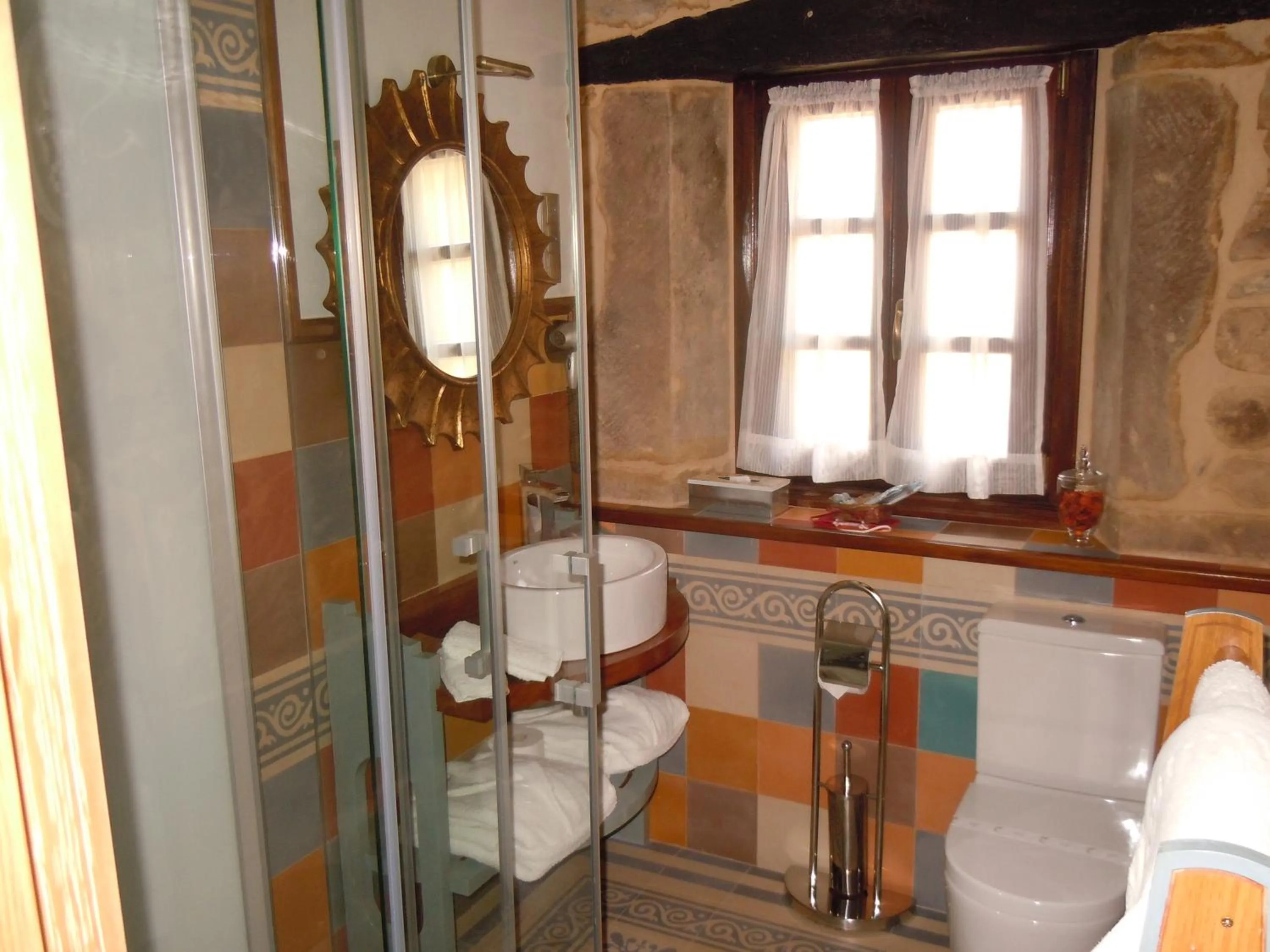 Bathroom in Posada La Torre de los Isla & Spa