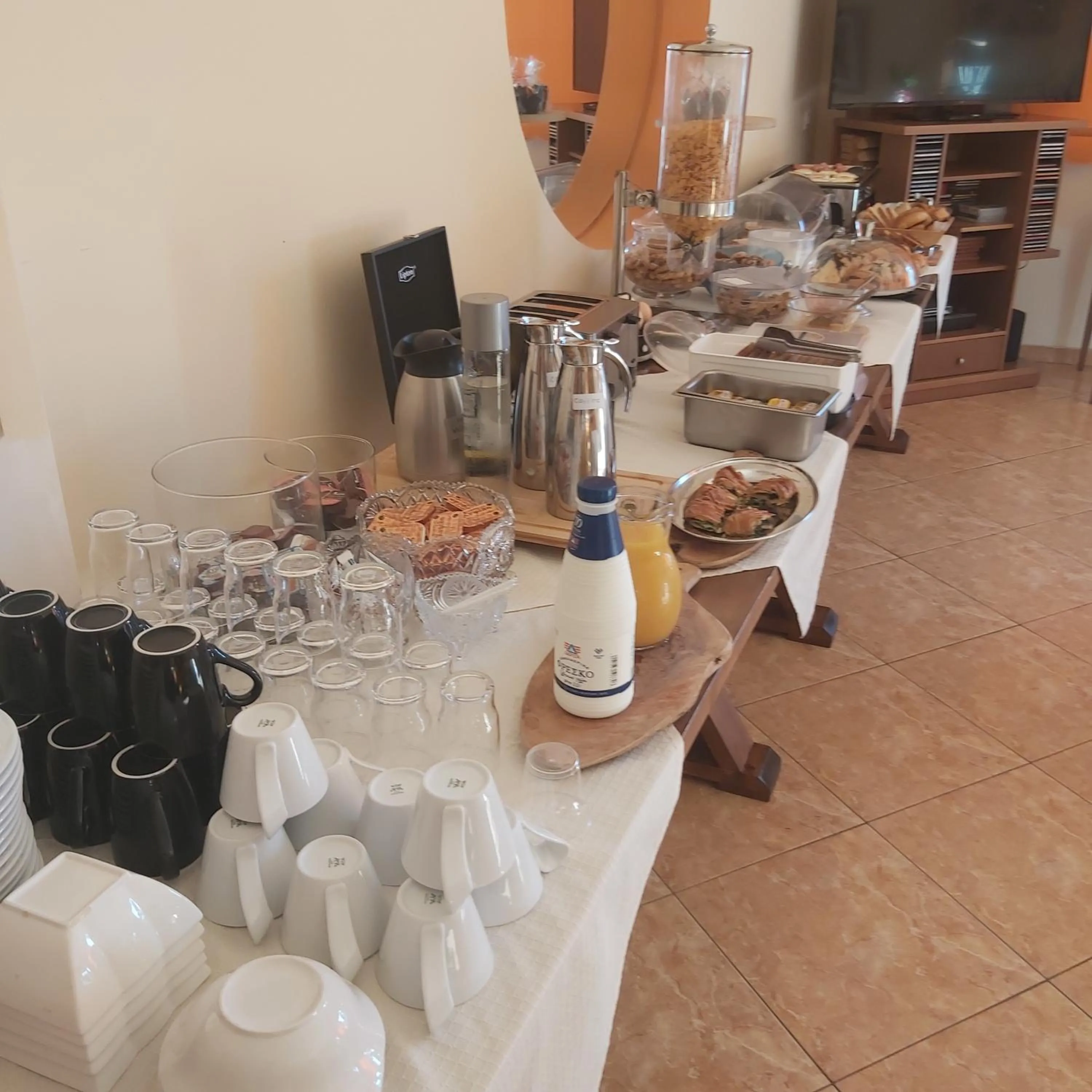 Buffet breakfast in Hotel Drosia