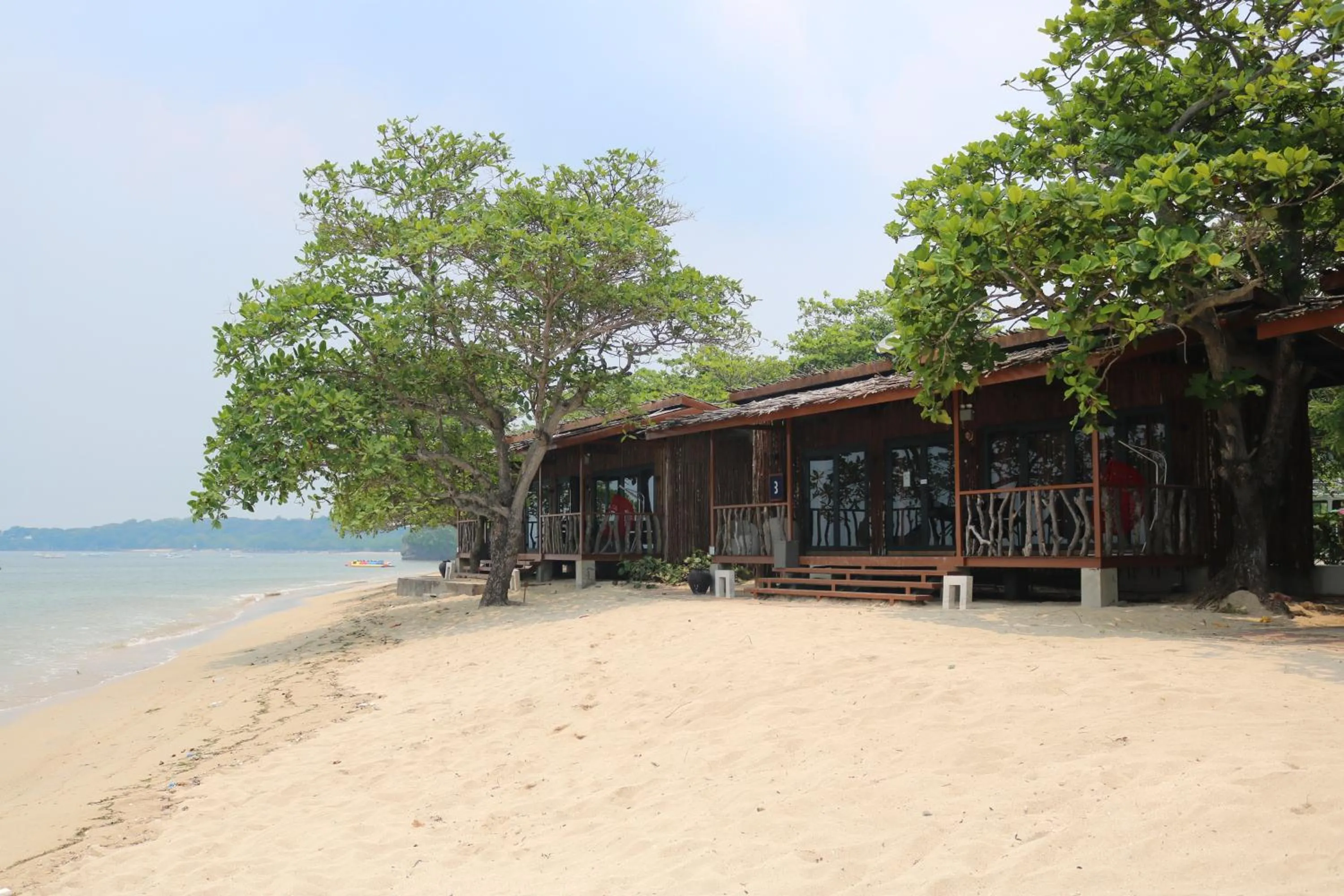 Beach in Crusoe Cabins Casobe