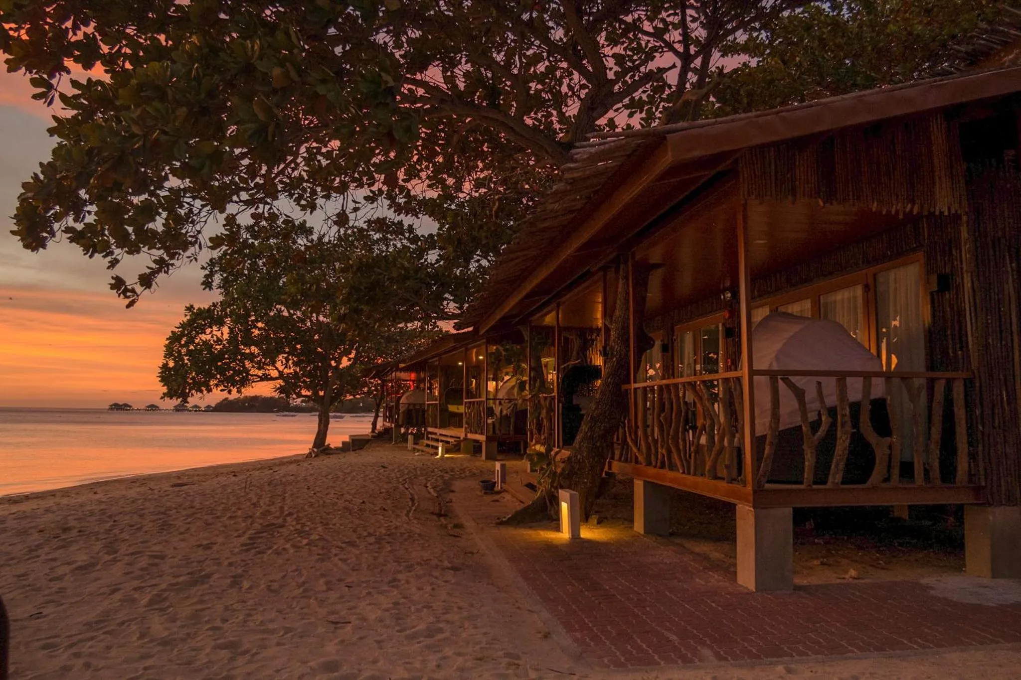 Night in Crusoe Cabins Casobe