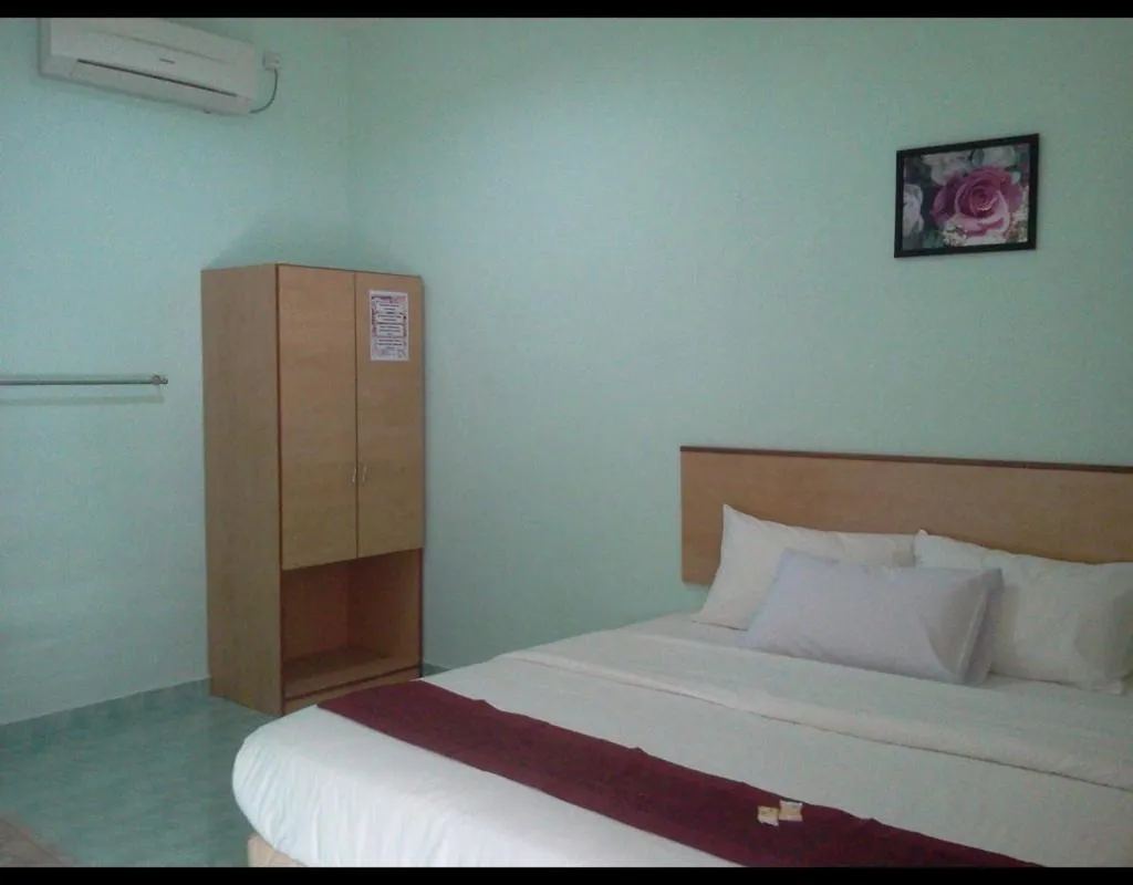 Photo of the whole room, Bed in Rose Inn Motel