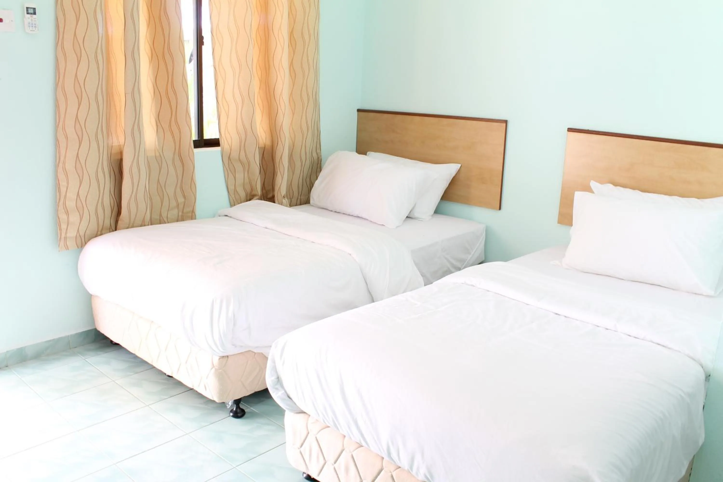 Bed in Rose Inn Motel