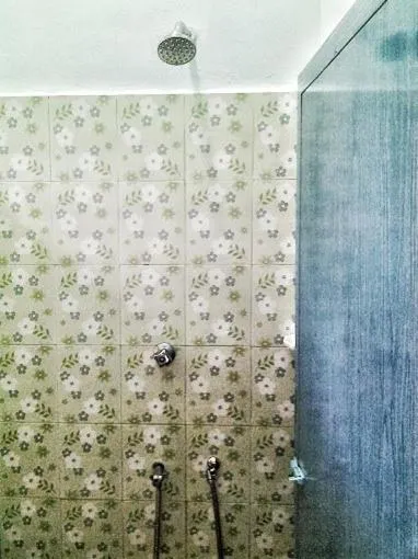 Bathroom in Rose Inn Motel