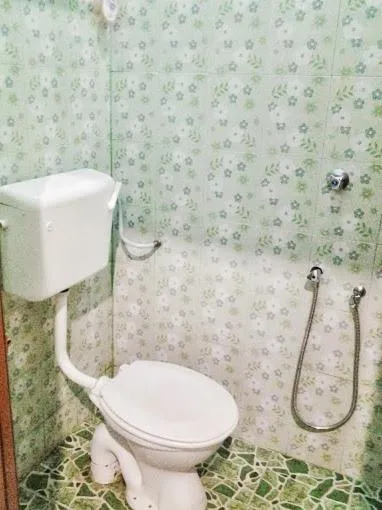 Bathroom in Rose Inn Motel