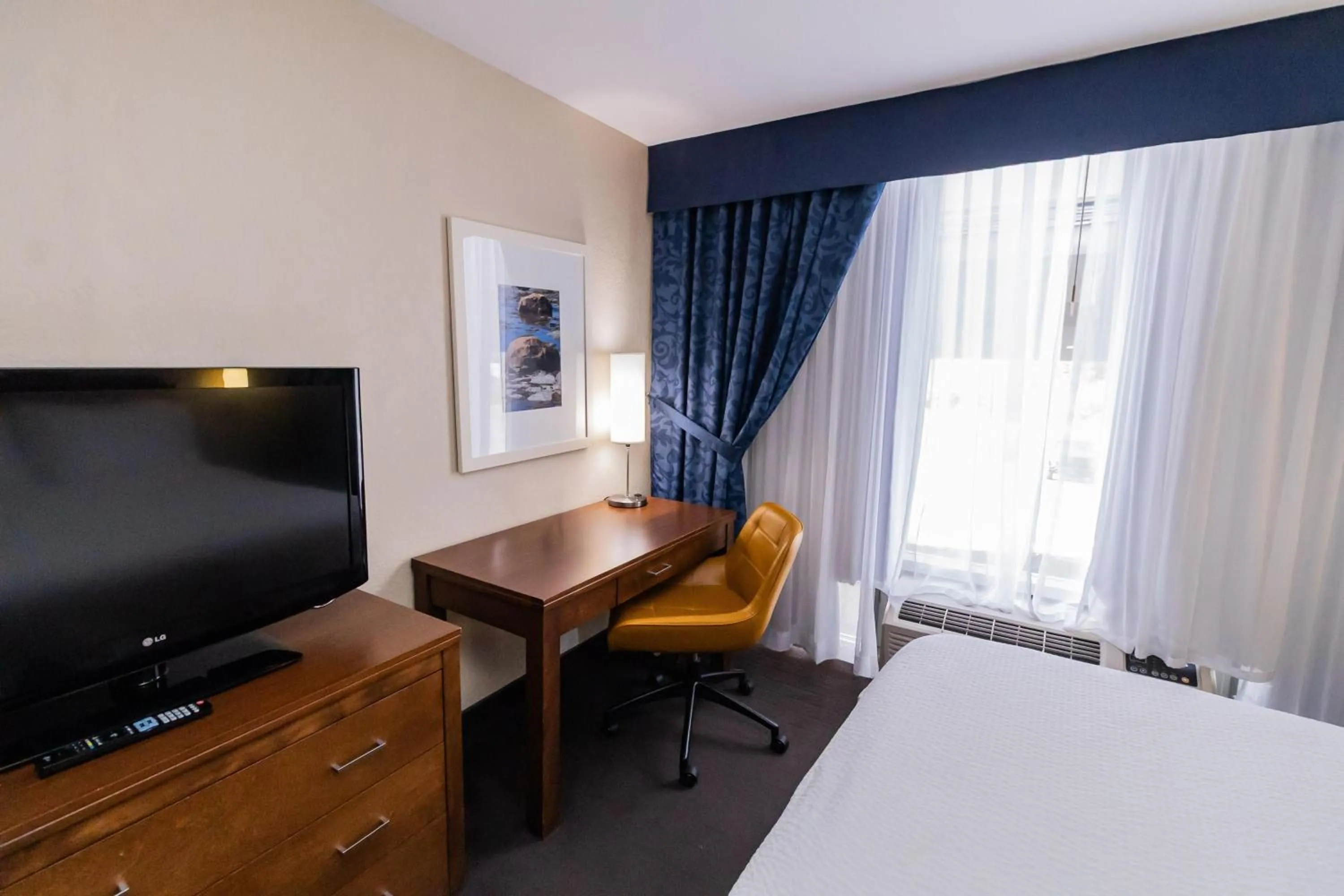 Bedroom, Bed in Deer Lake Horizon Hotel, BW Signature Collection