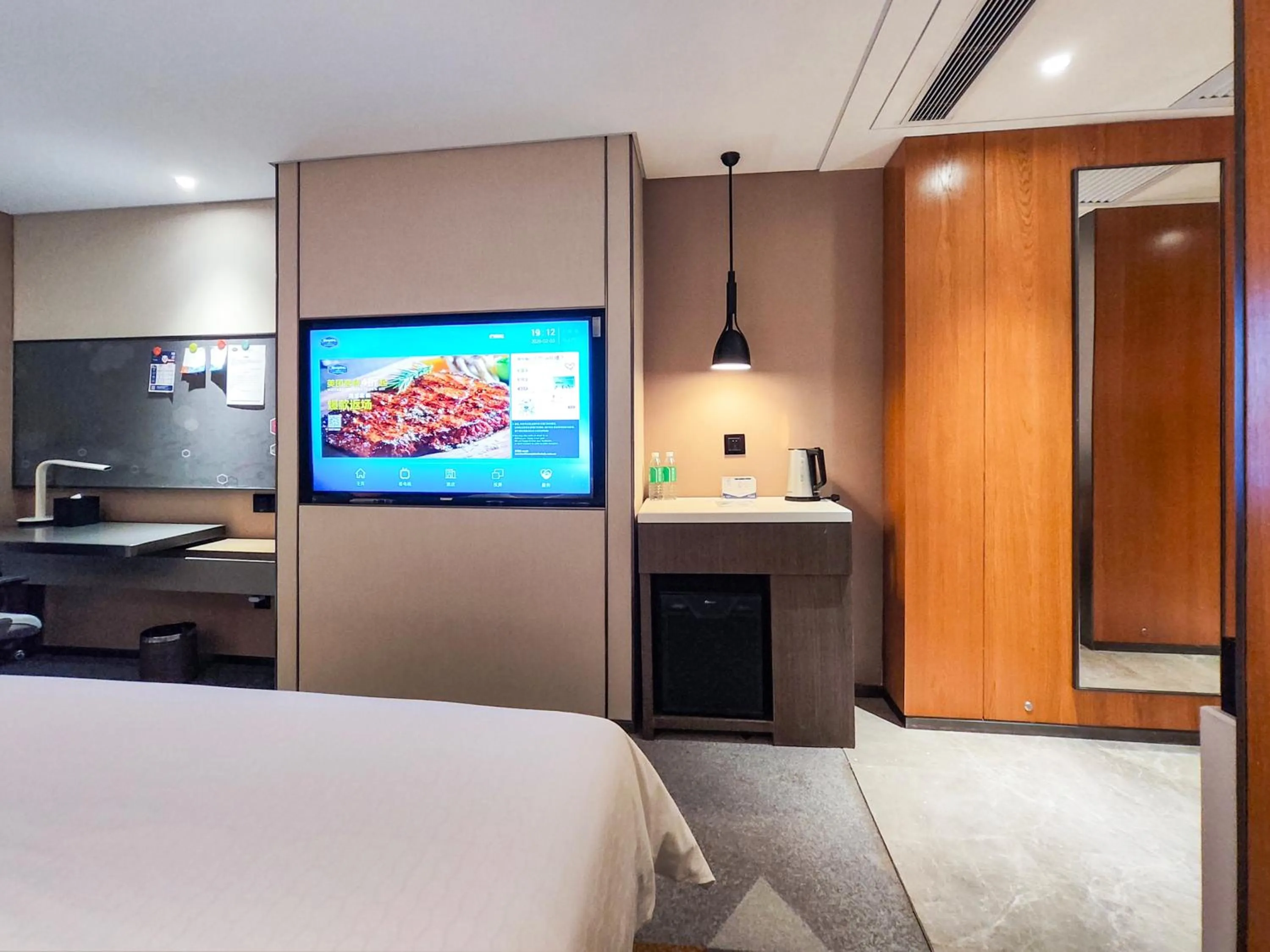 Bed in Hampton by Hilton Guangzhou Tianhe Sports Center