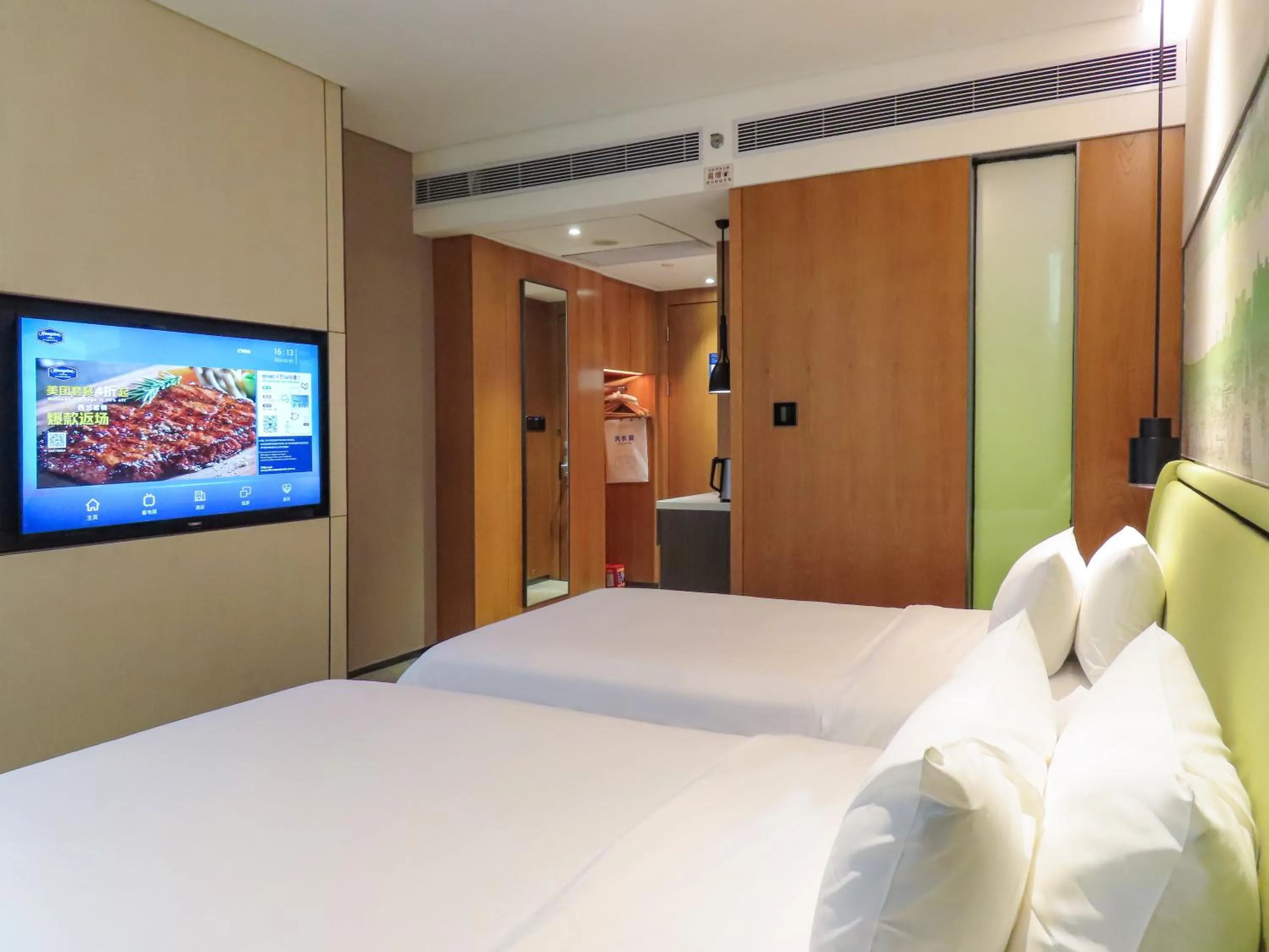 Bed in Hampton by Hilton Guangzhou Tianhe Sports Center