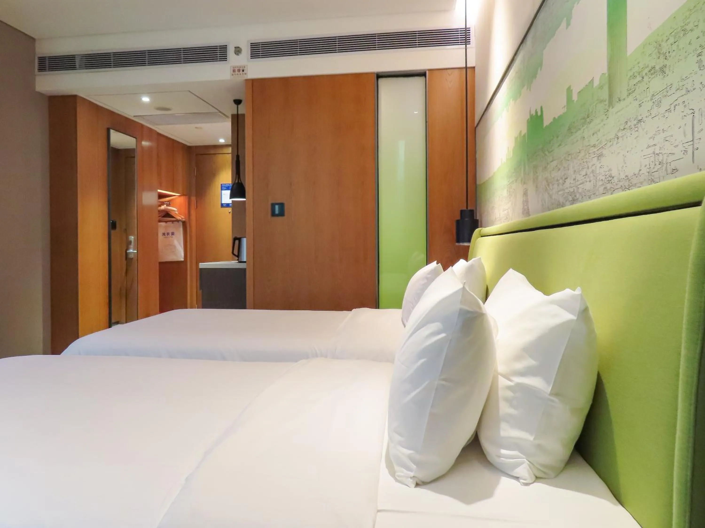 Bed in Hampton by Hilton Guangzhou Tianhe Sports Center