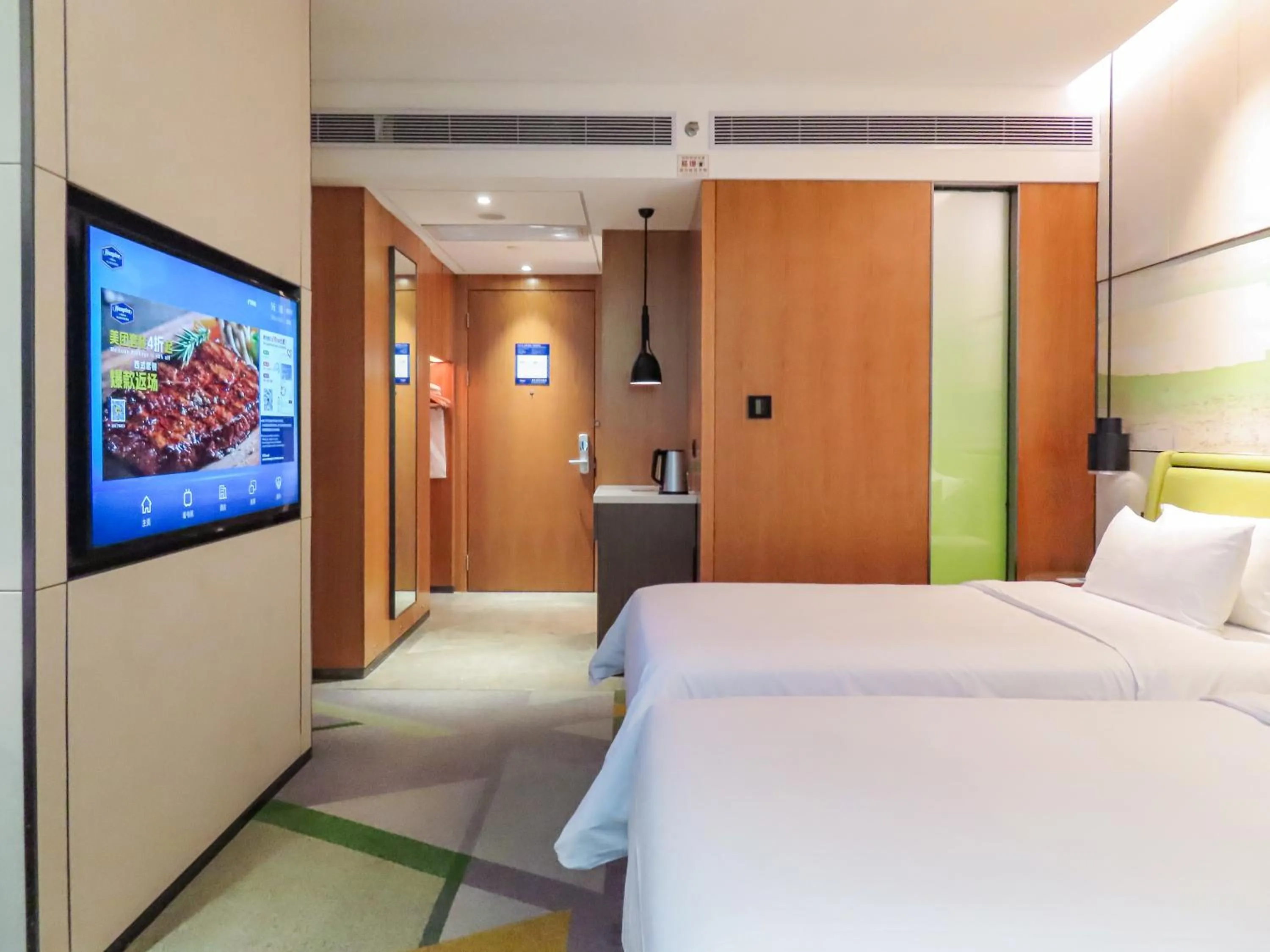 Bed in Hampton by Hilton Guangzhou Tianhe Sports Center