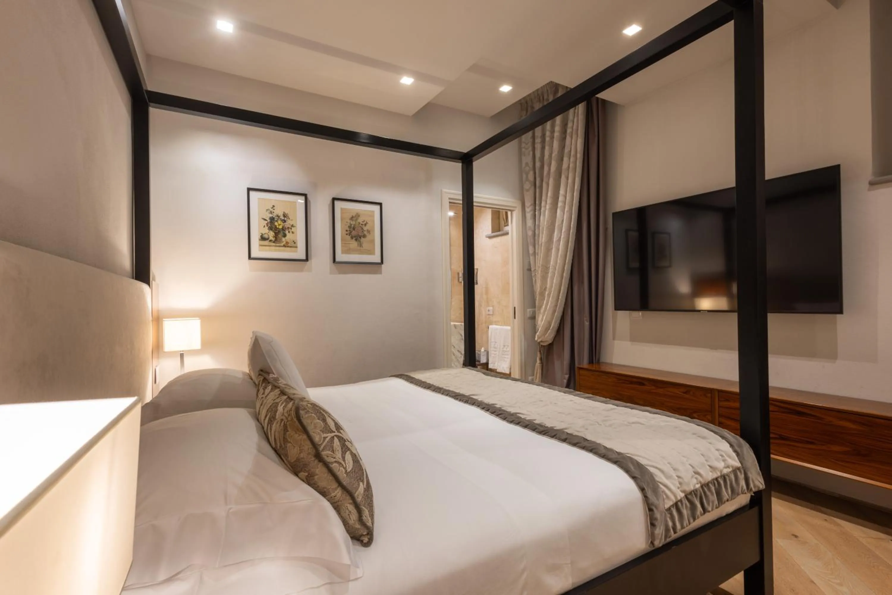 Bedroom, Bed in Donati Luxury Tower Suites