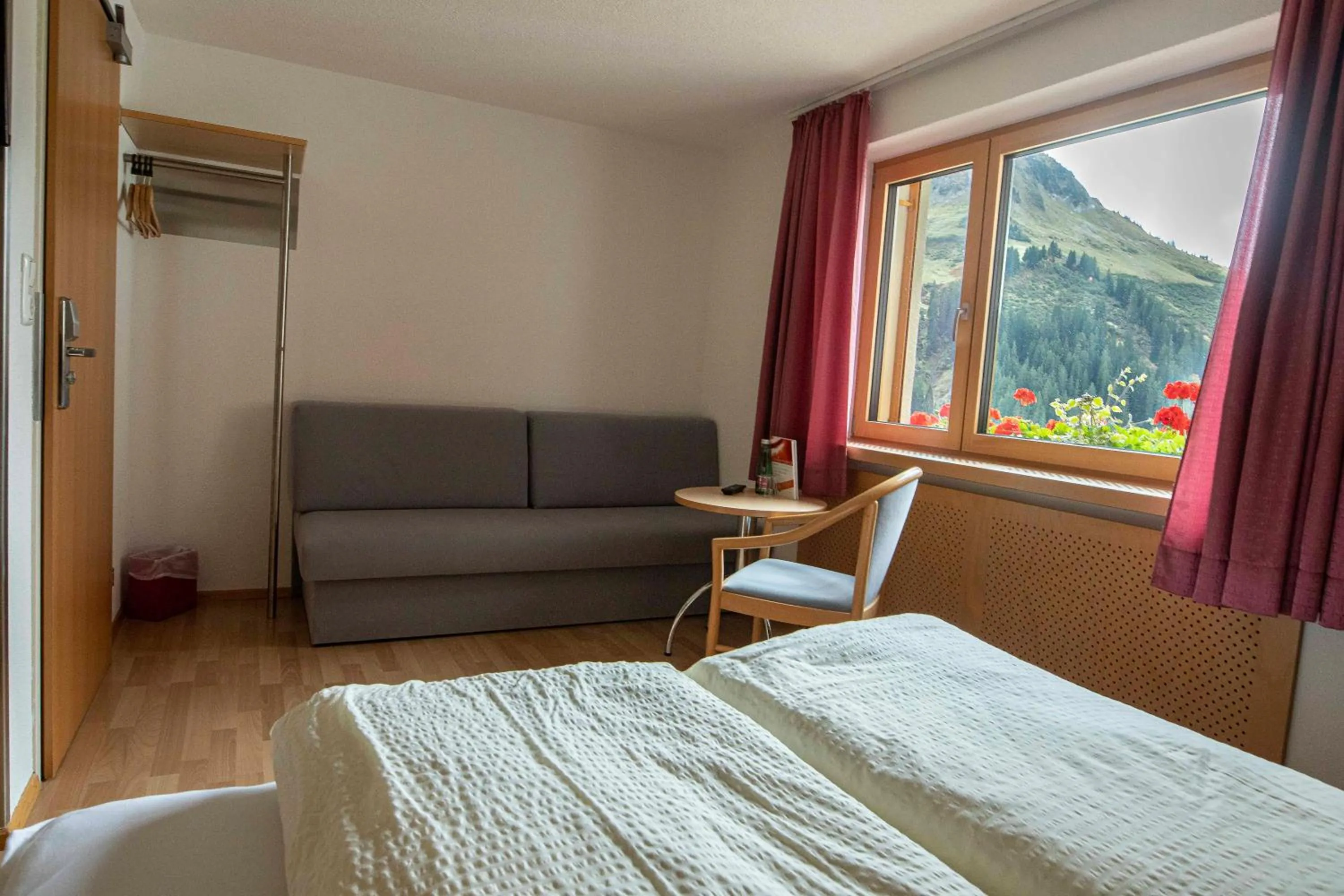 Seating area, Bed in Hotel Lucia - 3 Sterne Superior