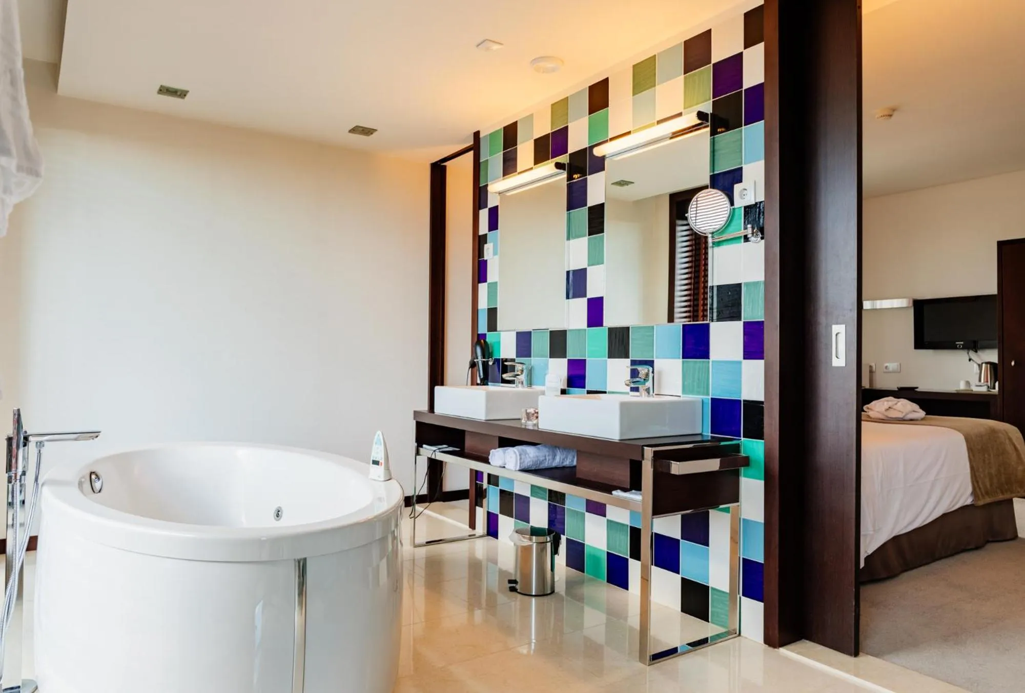 Hot Tub, Bed in Axis Porto Business & Spa Hotel