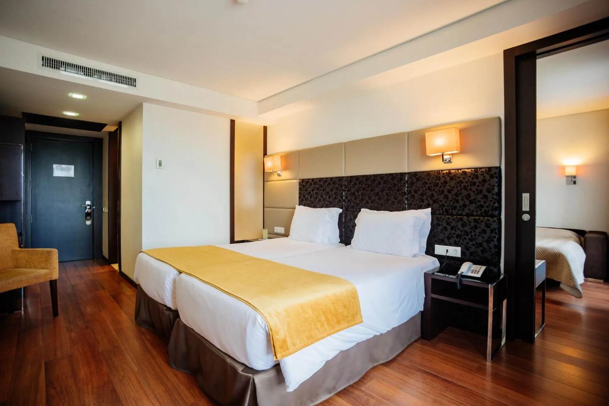 Living room, Bed in Axis Porto Business & Spa Hotel