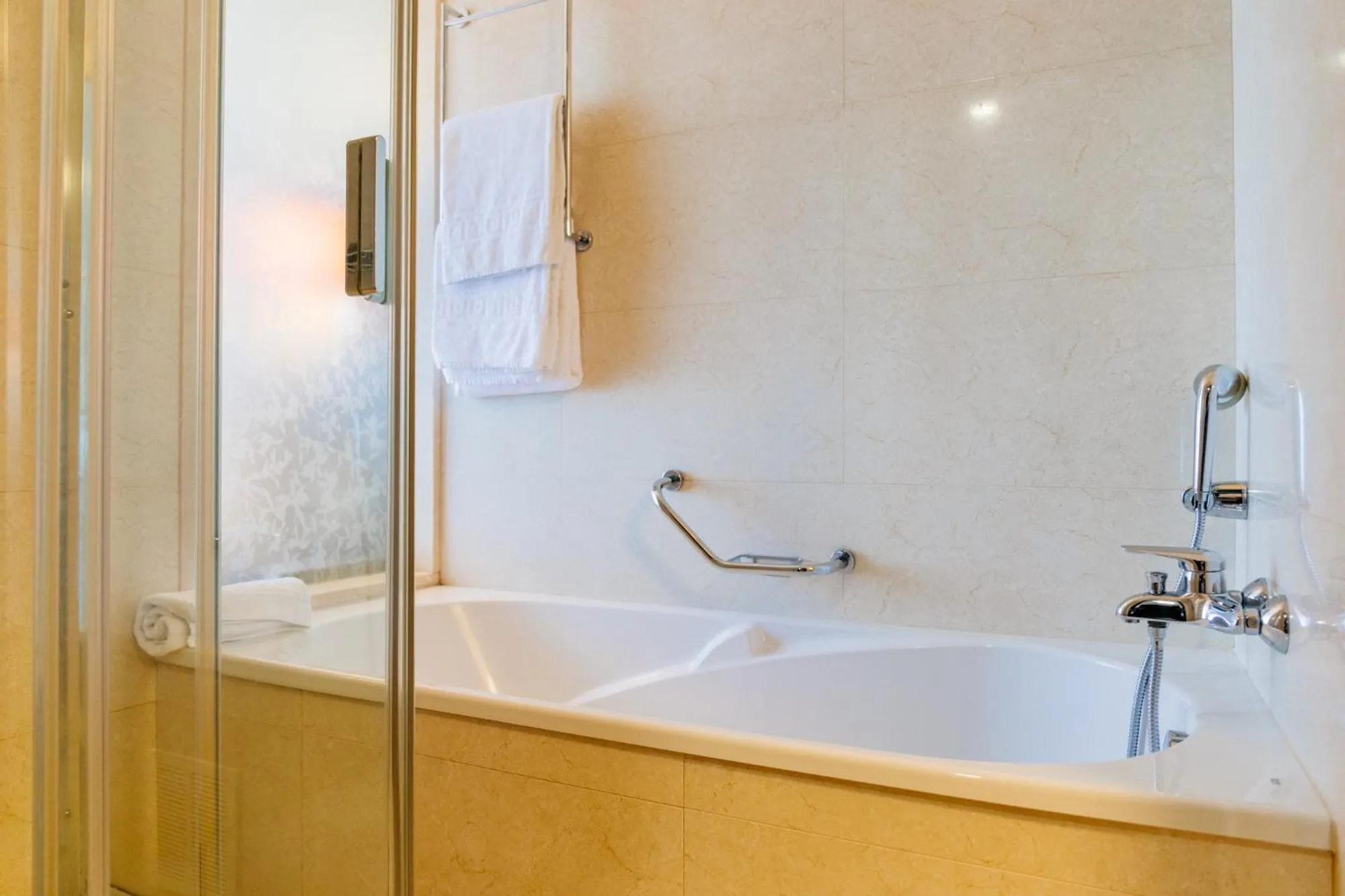 Toilet in Axis Porto Business & Spa Hotel