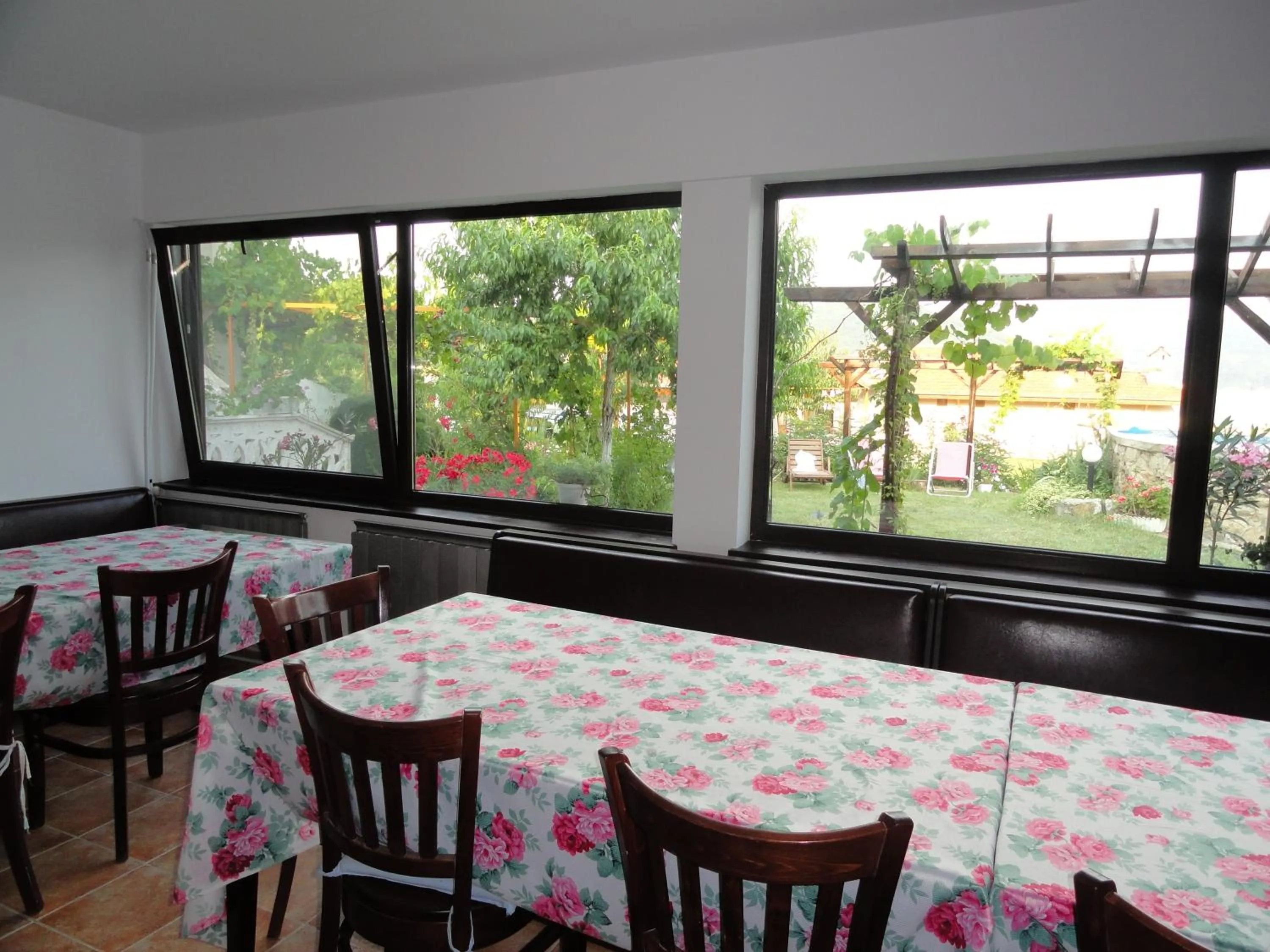 Restaurant/places to eat in Family Hotel Belvedere