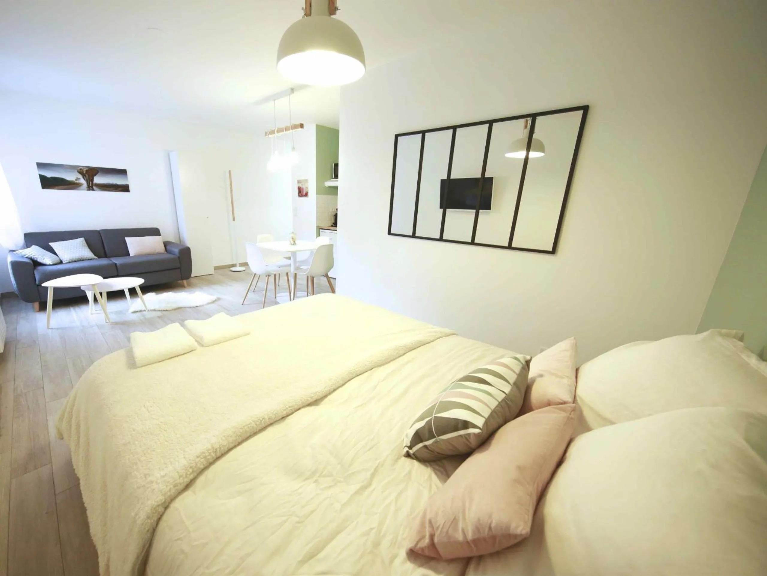 Property building, Bed in Studio Disneyland Paris