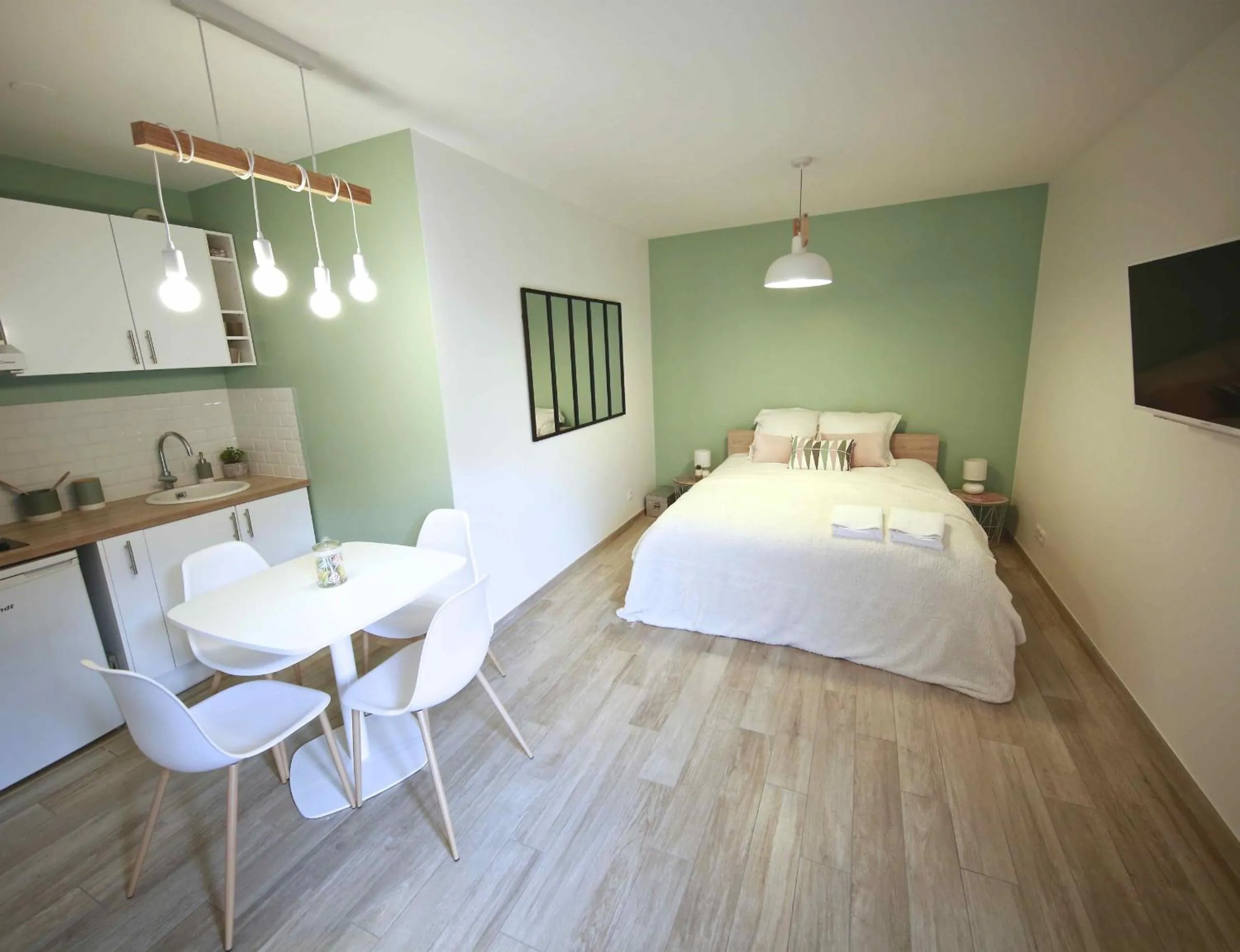 Property building, Bed in Studio Disneyland Paris