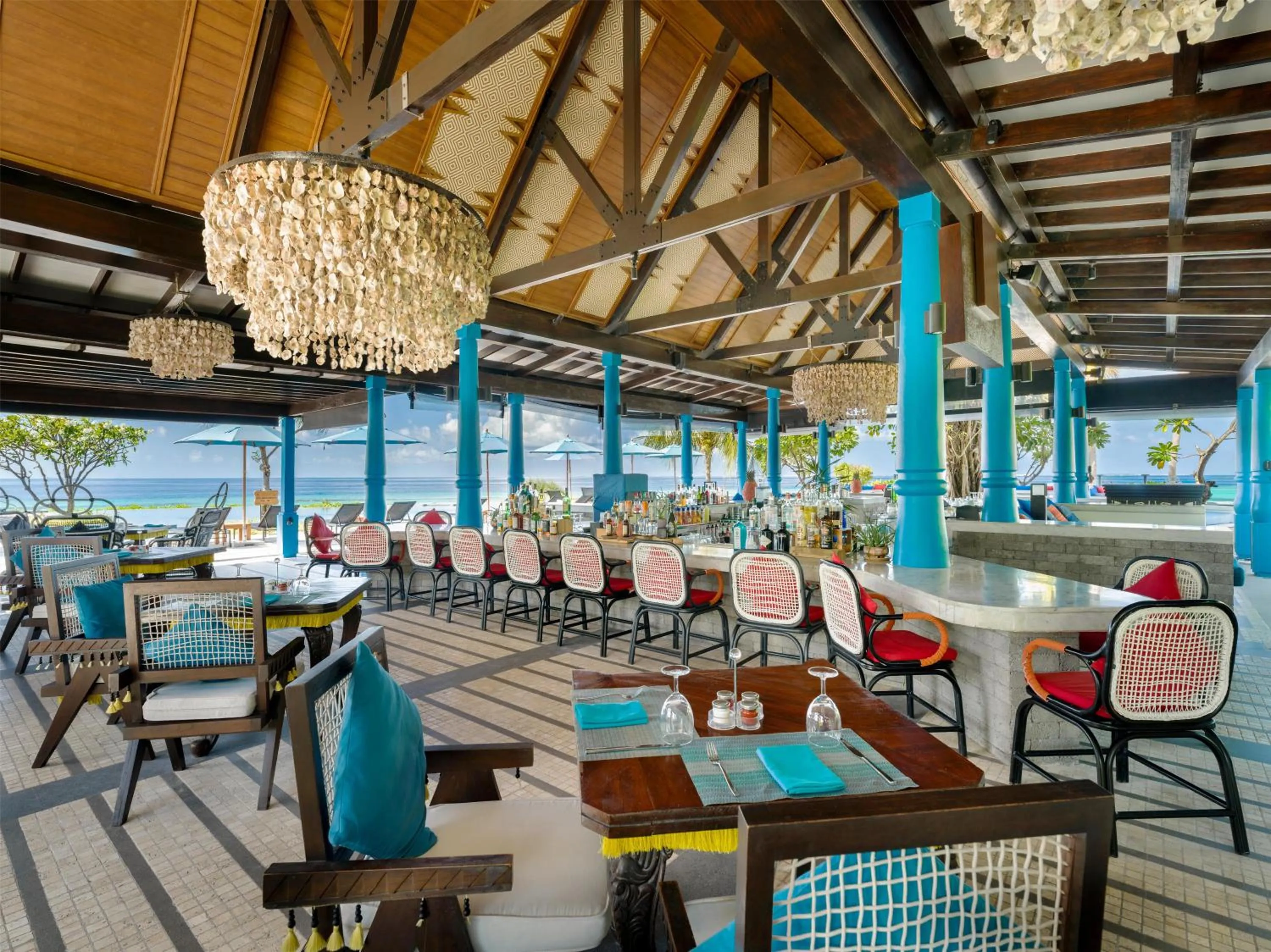 Lounge or bar in SAii Lagoon Maldives, Curio Collection By Hilton